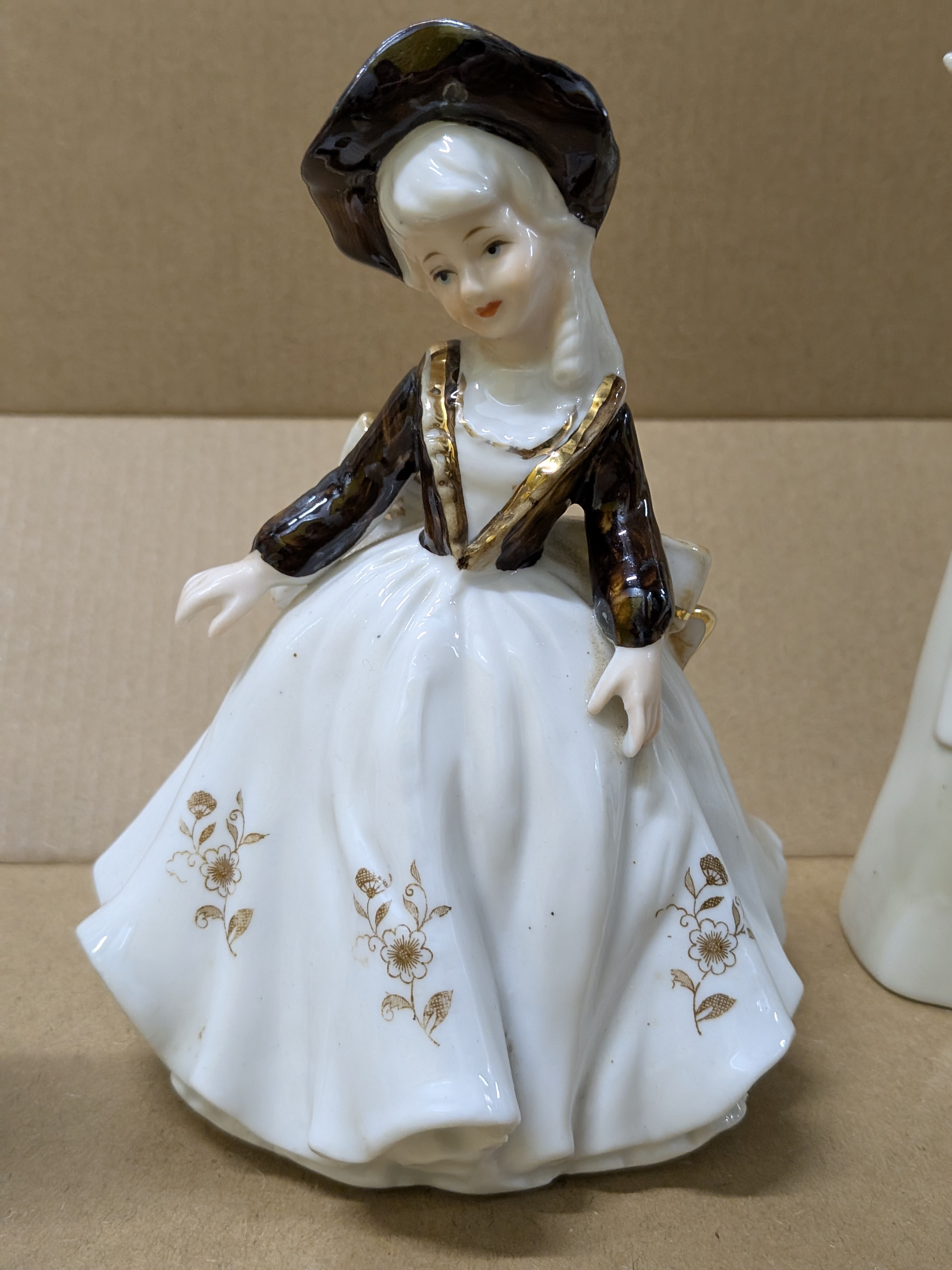 Lot of Decorative Sundries including Vintage Ceramics and Figurines — Lot 041, photograph 6