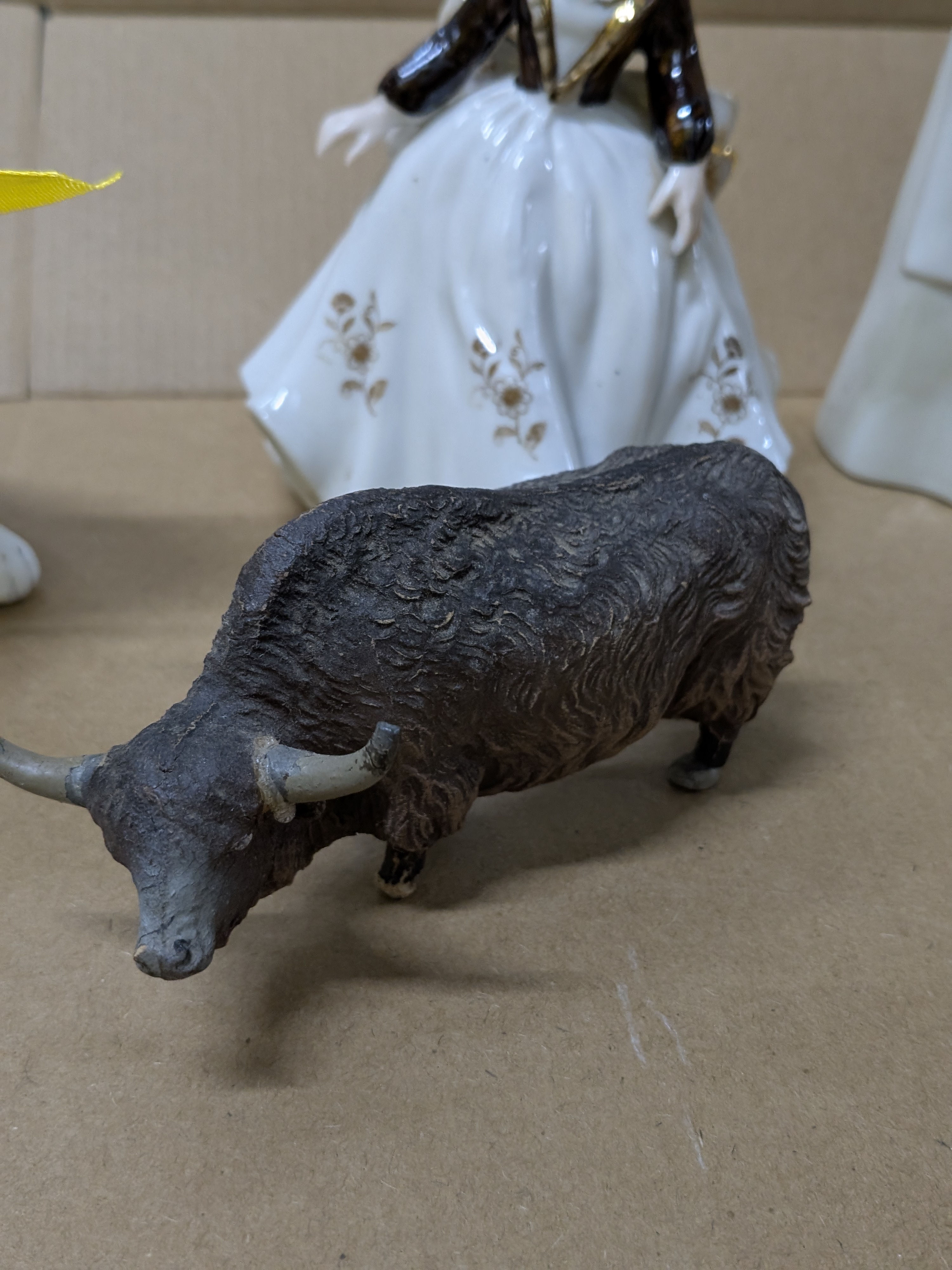 Lot of Decorative Sundries including Vintage Ceramics and Figurines — Lot 041, photograph 7