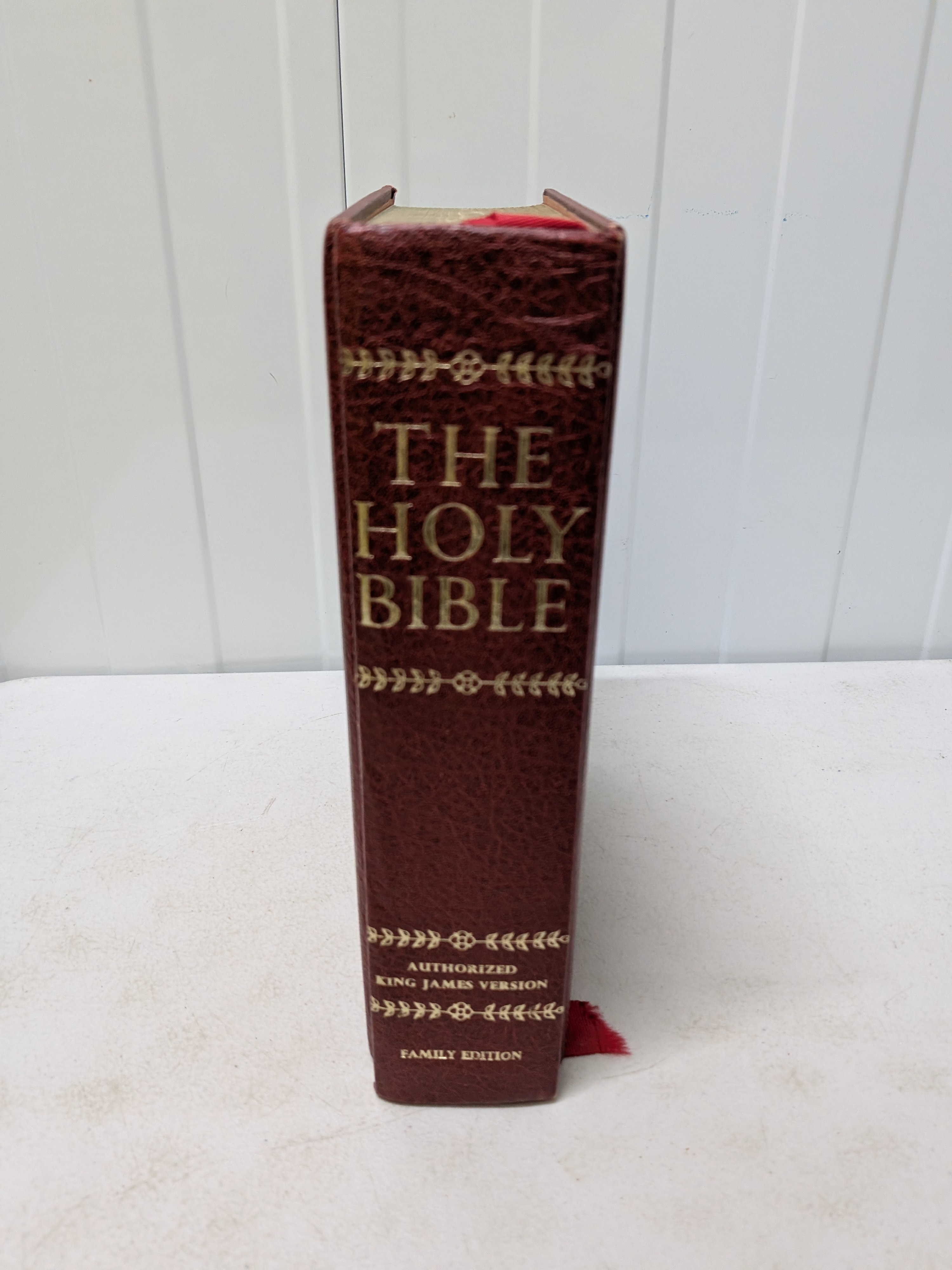 The Holy Bible, Authorized King James Version, Family Edition — Lot 050, photograph 4