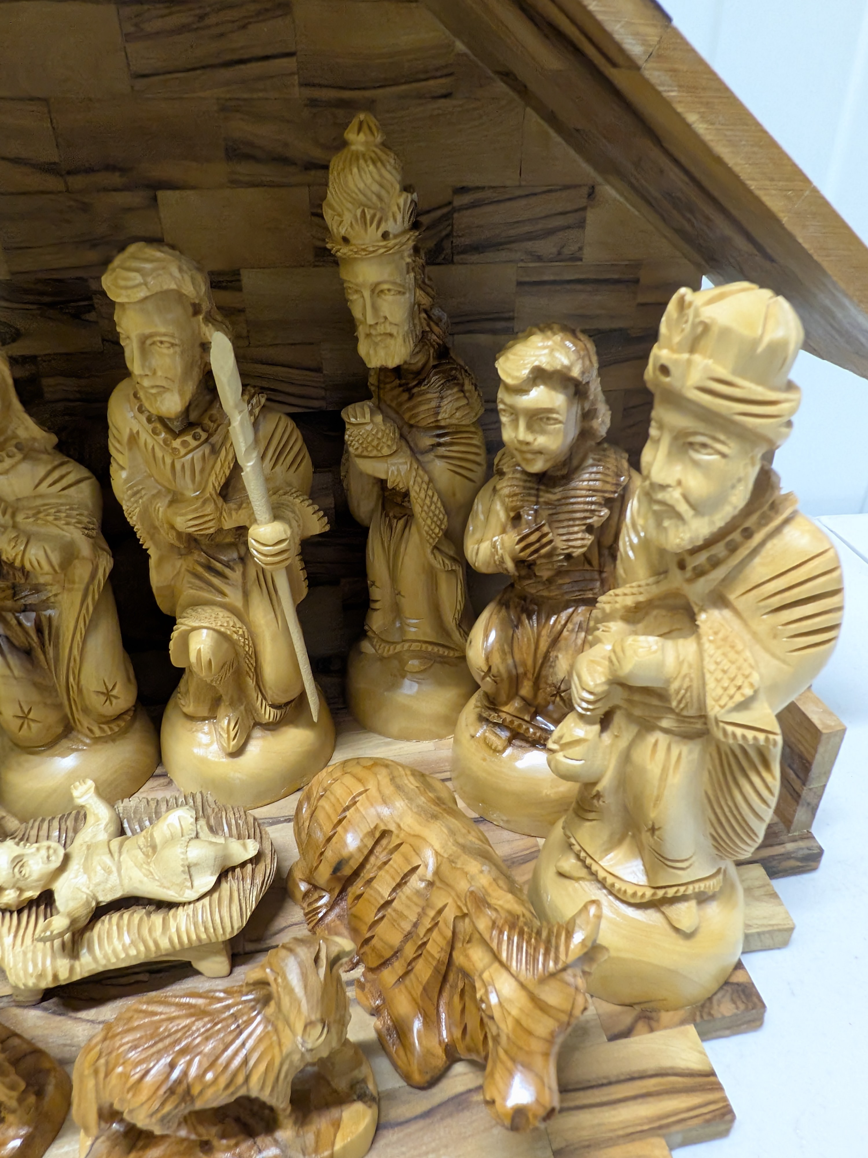 Vintage Large Carved Christmas Nativity Scene with Stable — Lot 051, photograph 3