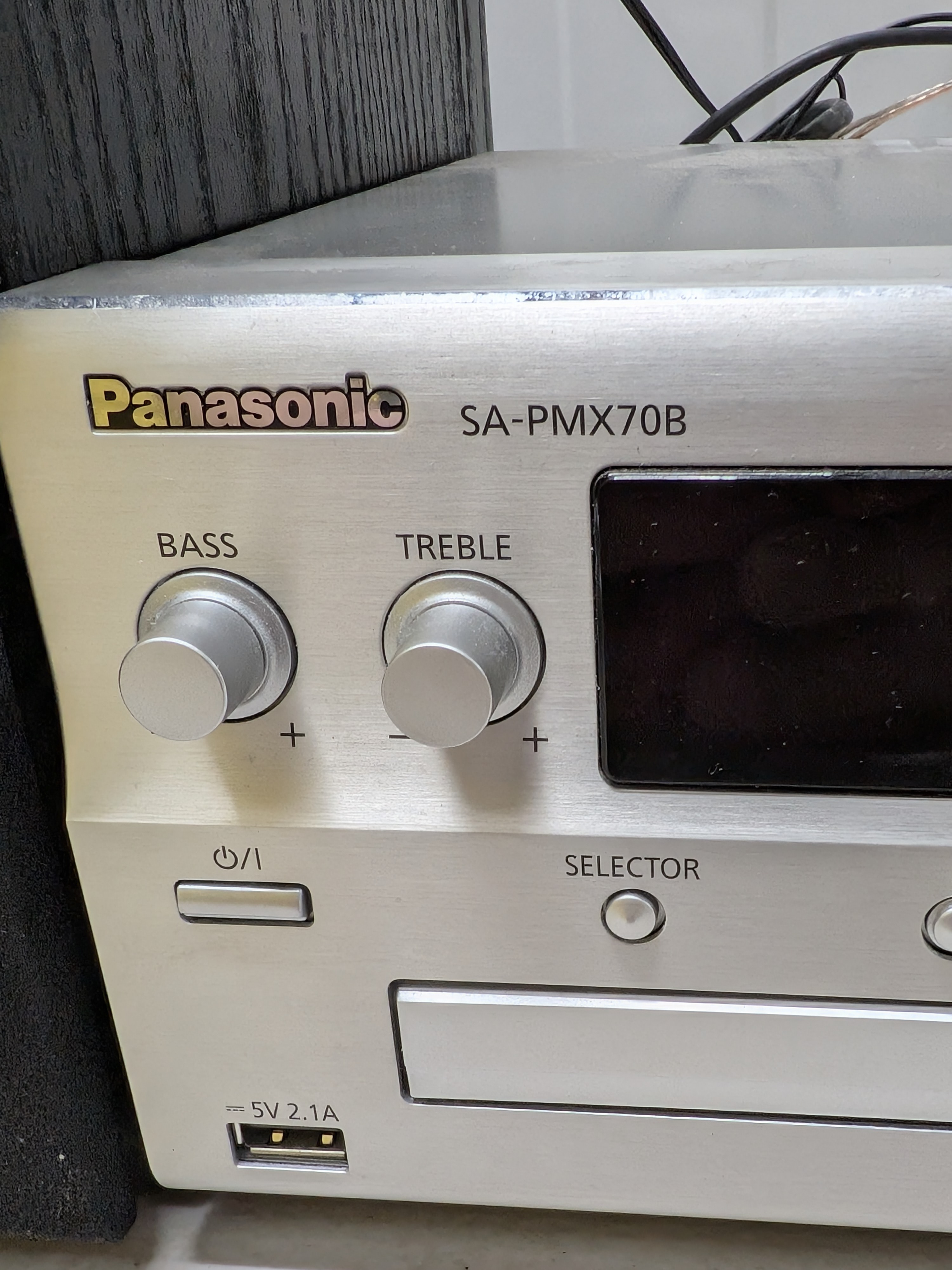 Panasonic SA-PMX70B Hi-Fi System with Speakers — Lot 053, photograph 2