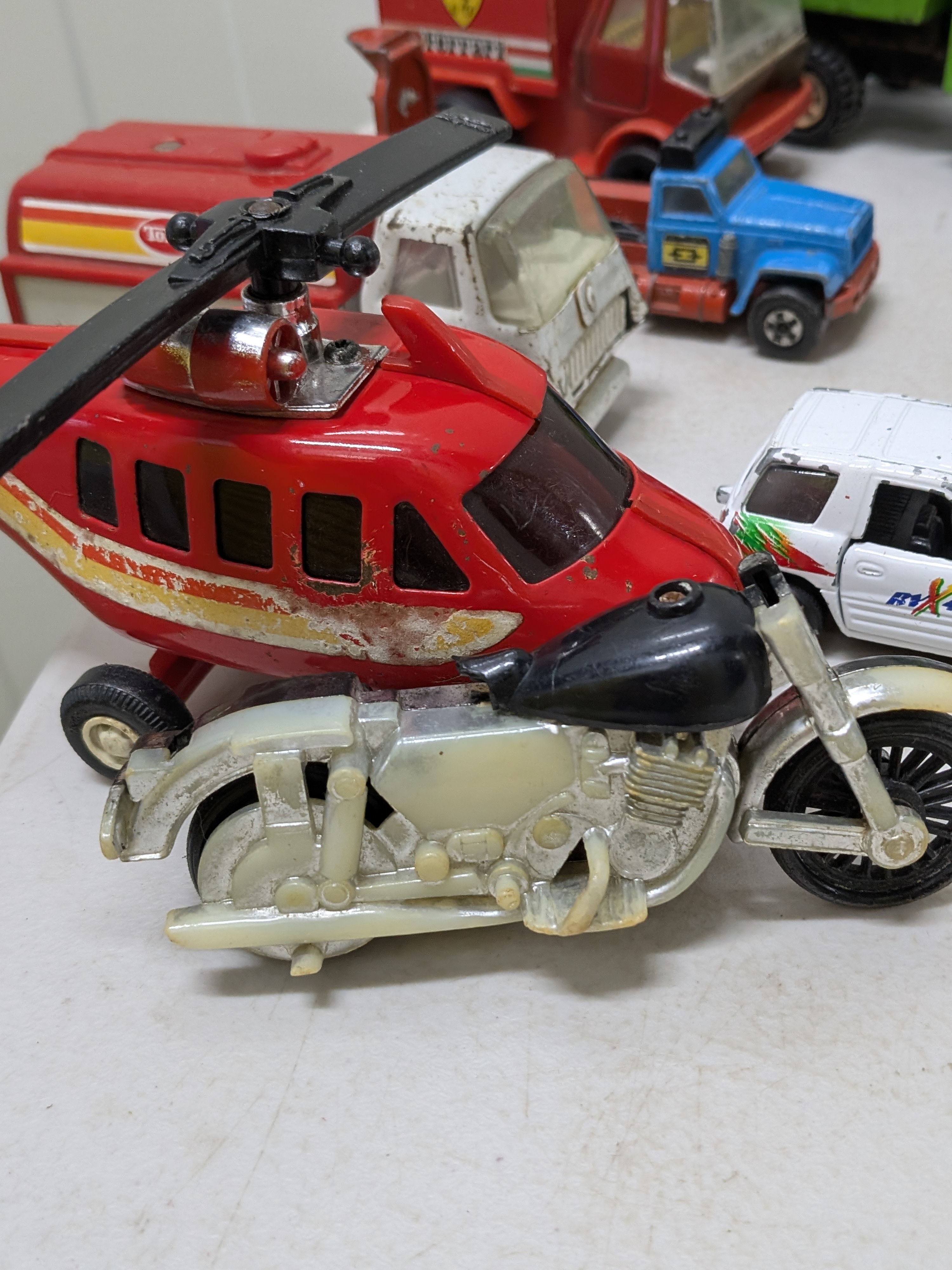 Collection of Assorted Vintage Die-Cast Toy Vehicles inccl. TONKA; Matchbox; Ferrari & More... — Lot 055, photograph 2