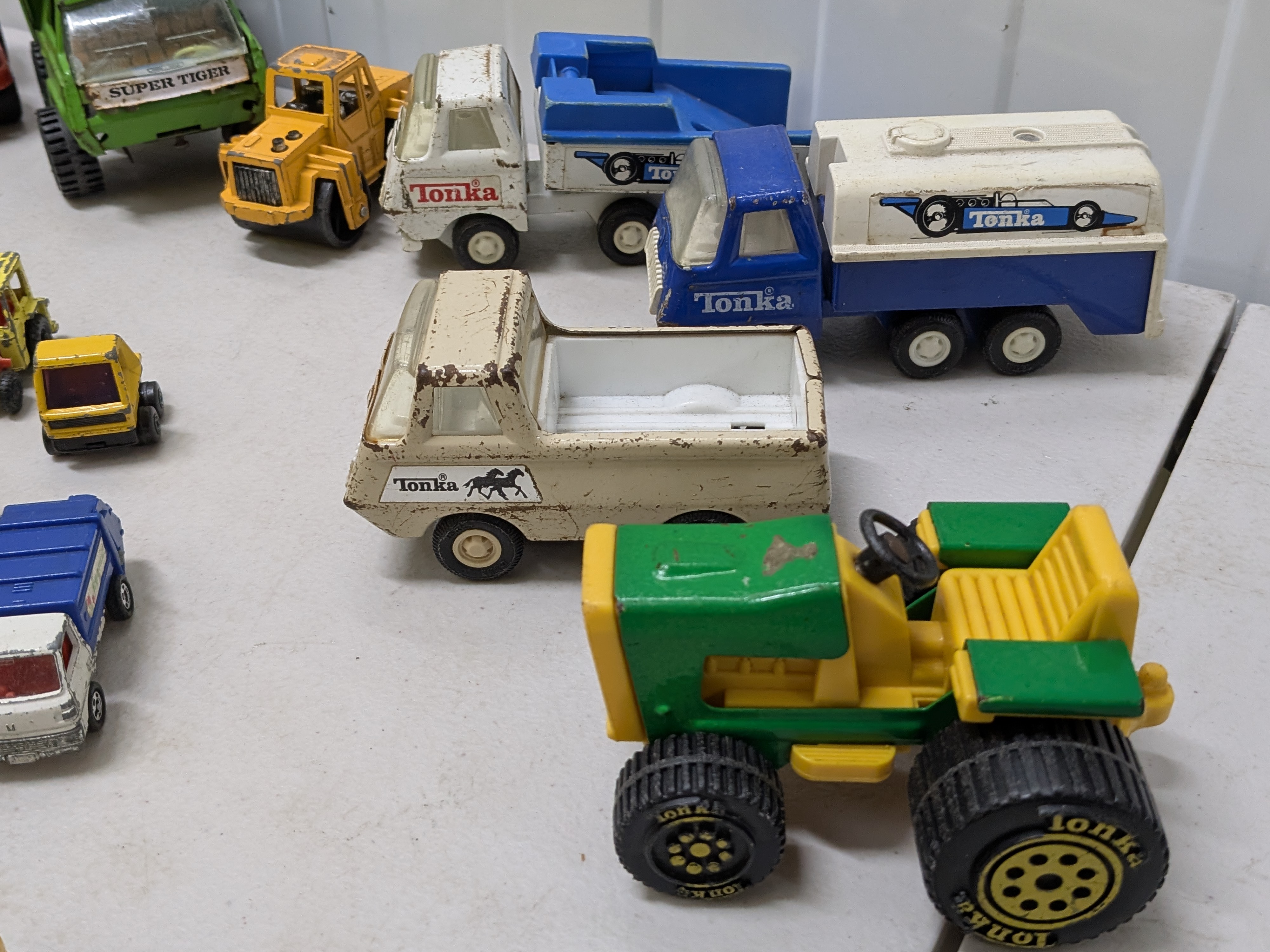 Collection of Assorted Vintage Die-Cast Toy Vehicles inccl. TONKA; Matchbox; Ferrari & More... — Lot 055, photograph 4