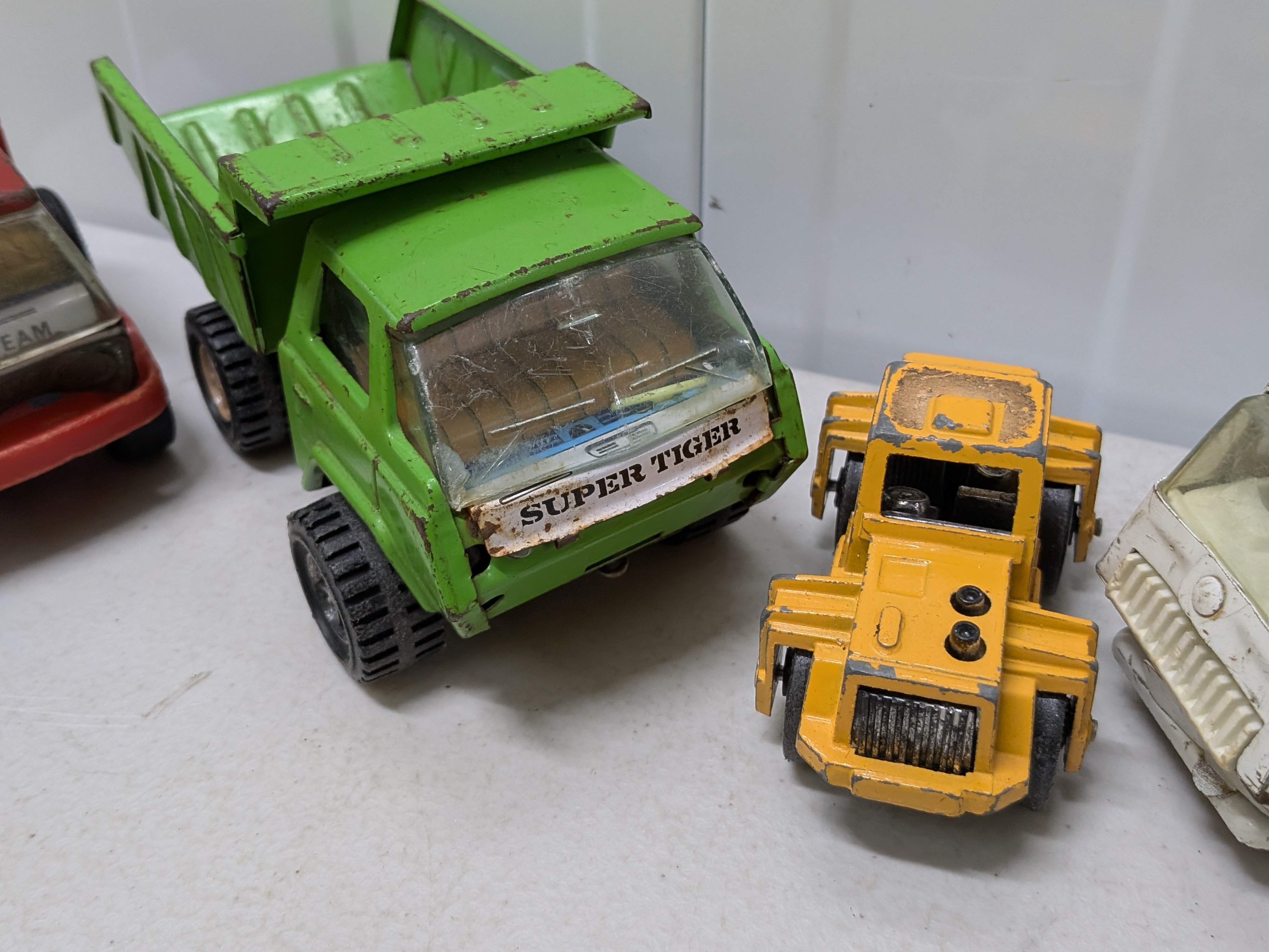 Collection of Assorted Vintage Die-Cast Toy Vehicles inccl. TONKA; Matchbox; Ferrari & More... — Lot 055, photograph 5