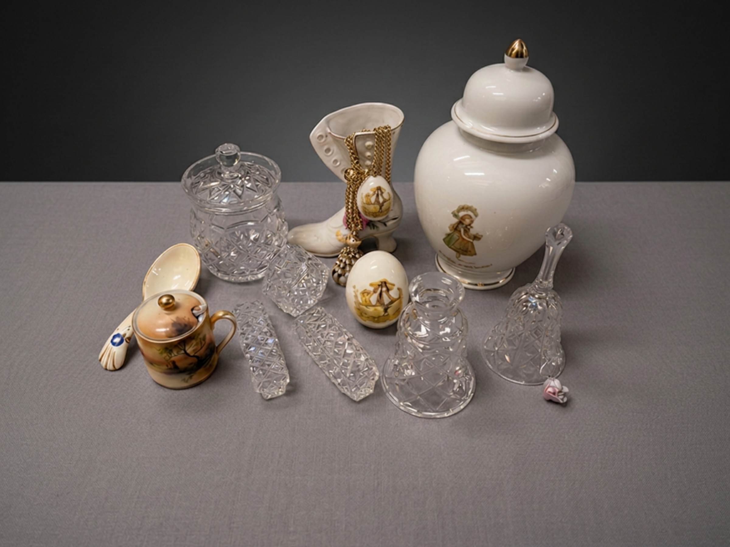 Lot of Decorative Ornamental Sundries — Lot 056