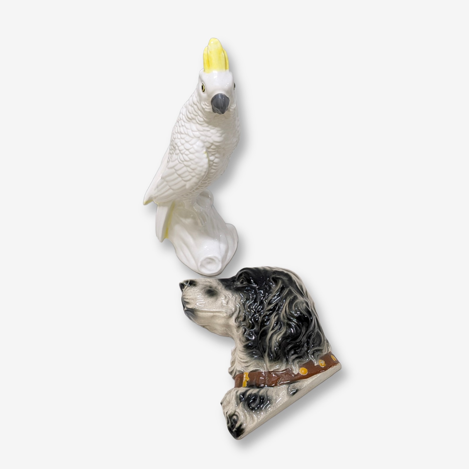 Vintage Lot of Ceramic Figurines: Sulphur-crested Cockatoo and Cocker Spaniel Dog Head Wall Hanging — Lot 057, photograph 1