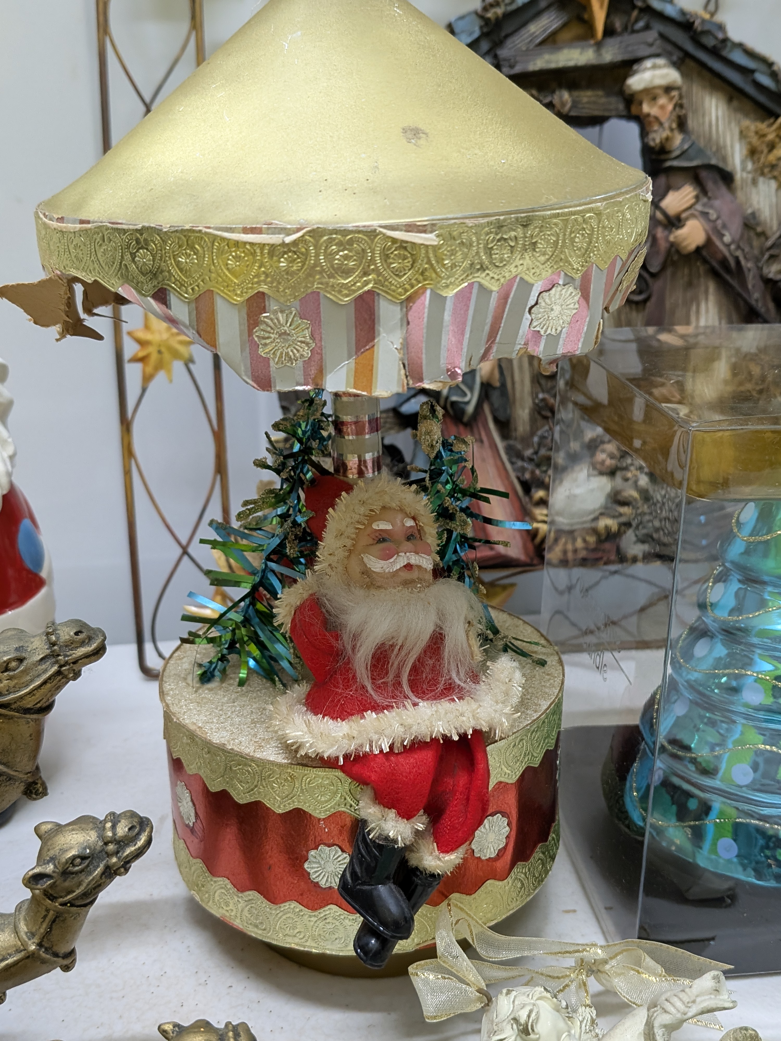 Lot of Assorted Christmas Decorative Sundries — Lot 058, photograph 2
