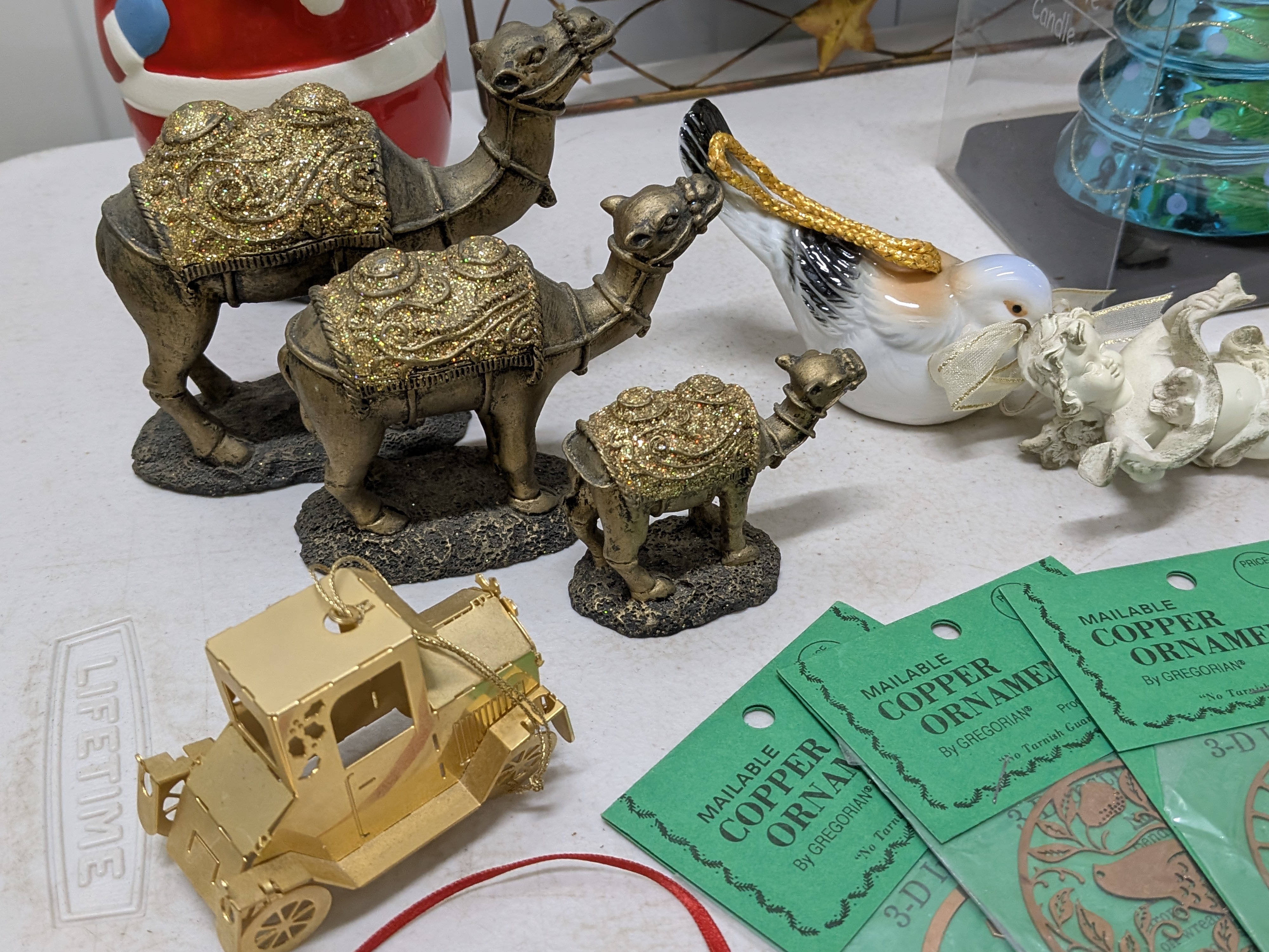 Lot of Assorted Christmas Decorative Sundries — Lot 058, photograph 3