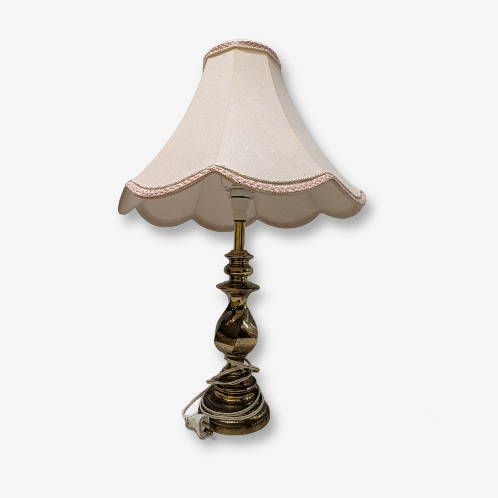 Vintage Brass-Toned Table Lamp with Fabric Scalloped Shade — Lot 059, photograph 1