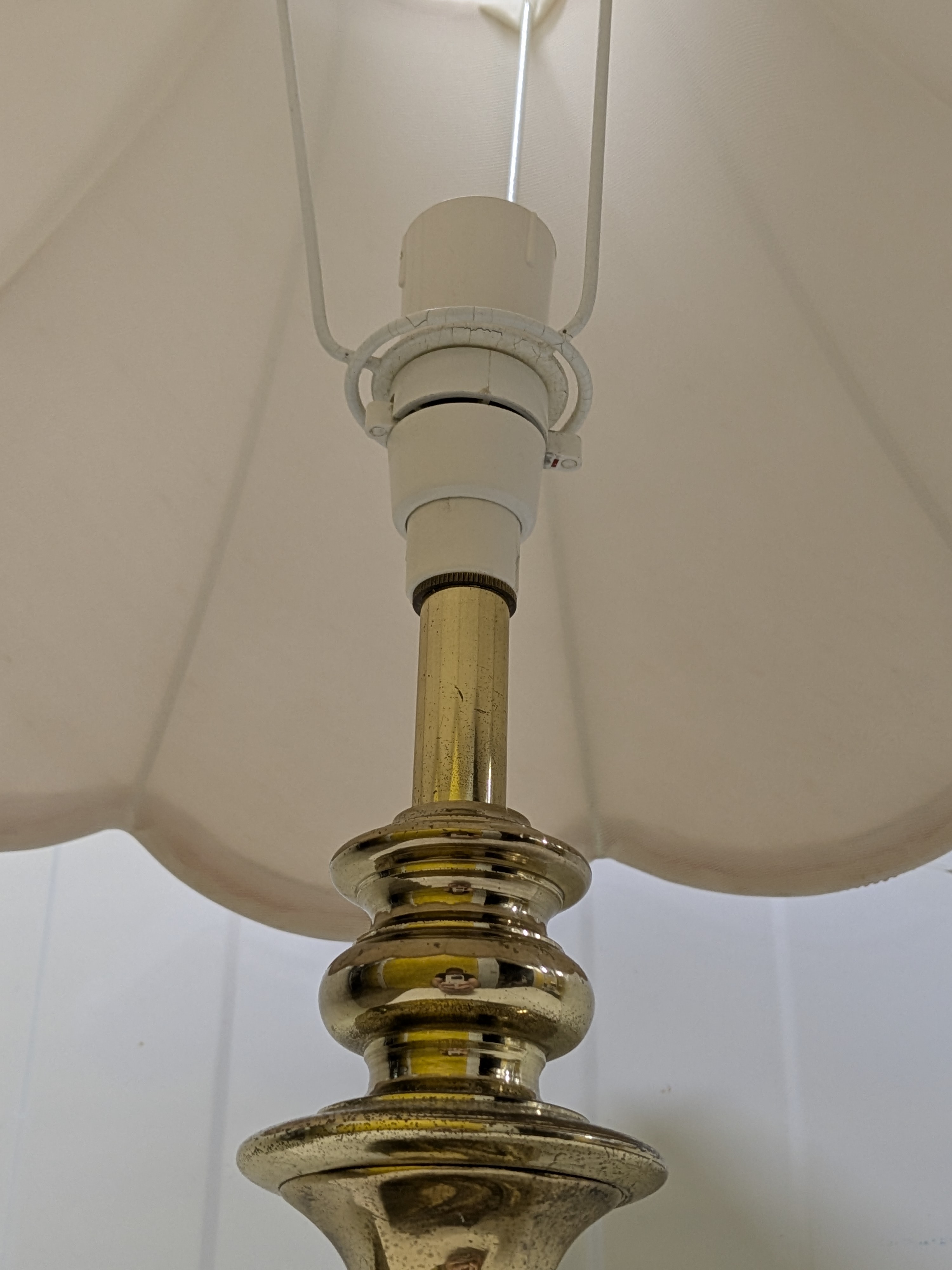 Vintage Brass-Toned Table Lamp with Fabric Scalloped Shade — Lot 059, photograph 2