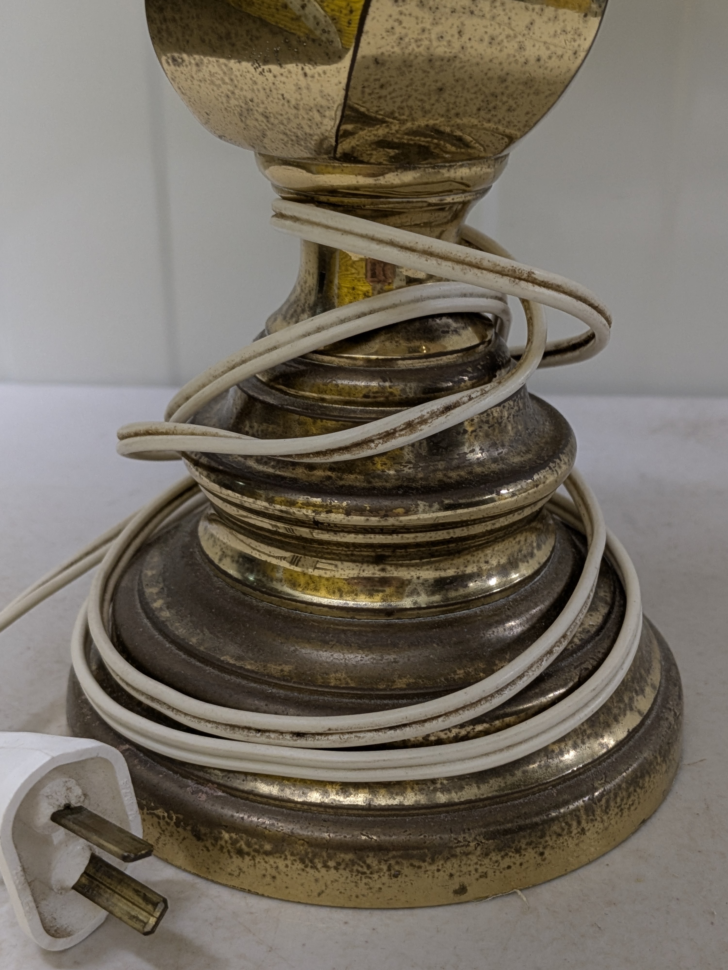 Vintage Brass-Toned Table Lamp with Fabric Scalloped Shade — Lot 059, photograph 3