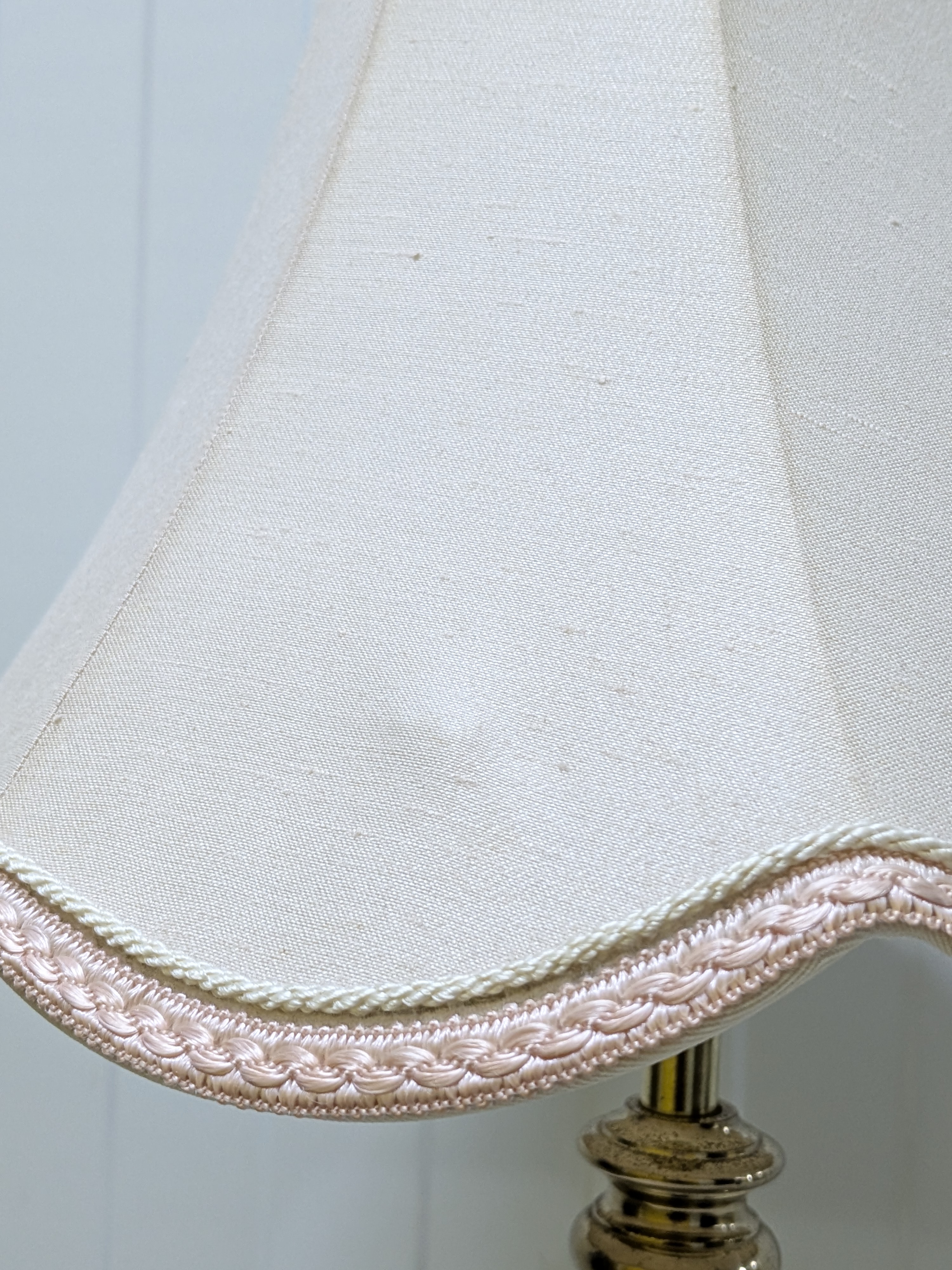 Vintage Brass-Toned Table Lamp with Fabric Scalloped Shade — Lot 059, photograph 4