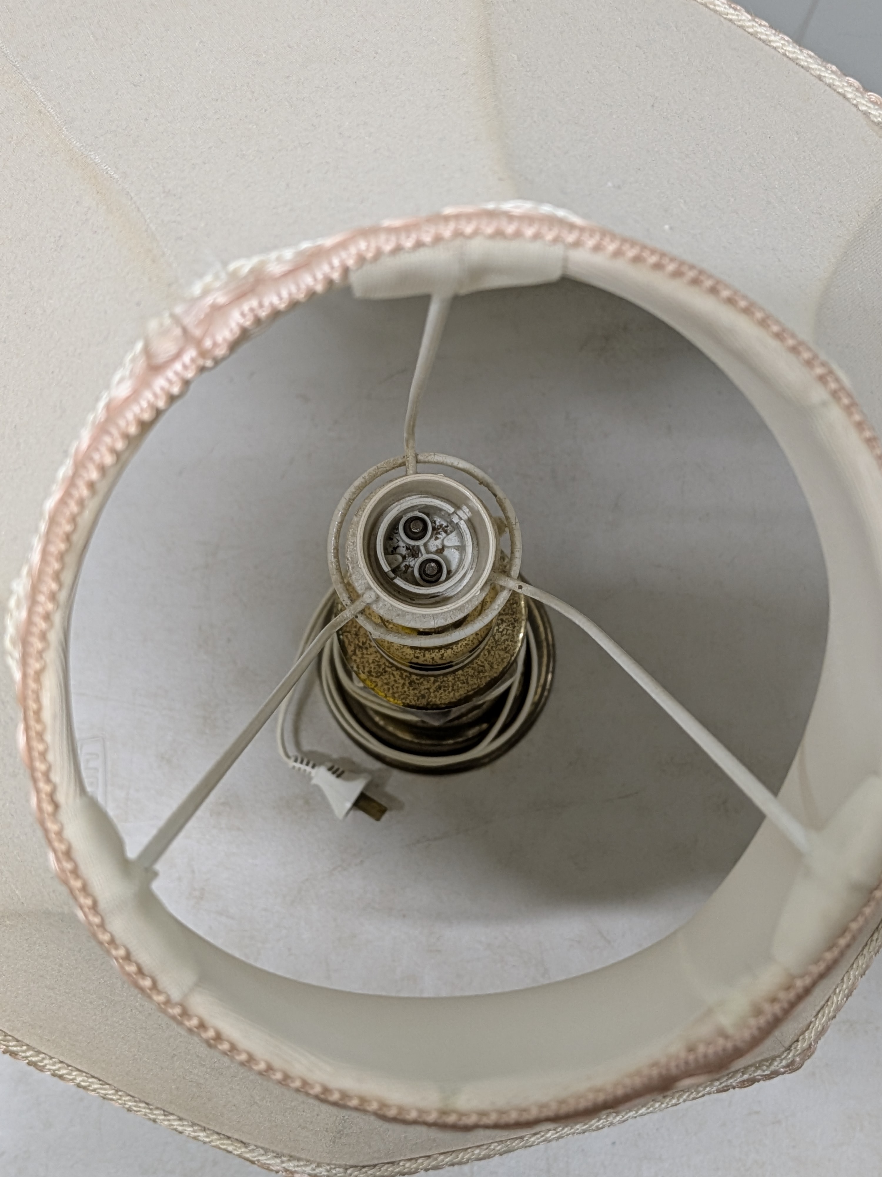Vintage Brass-Toned Table Lamp with Fabric Scalloped Shade — Lot 059, photograph 5