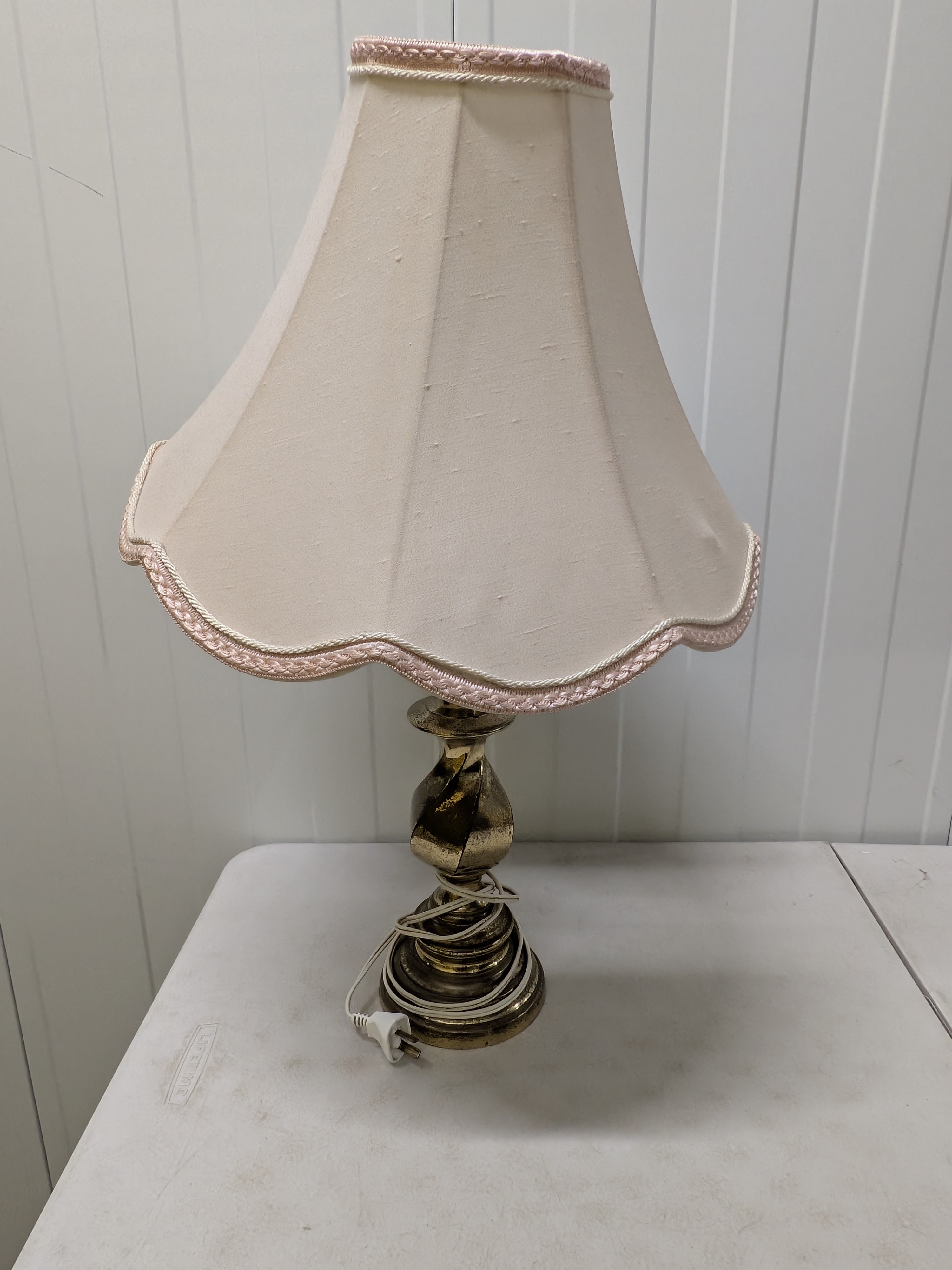 Vintage Brass-Toned Table Lamp with Fabric Scalloped Shade — Lot 059, photograph 6