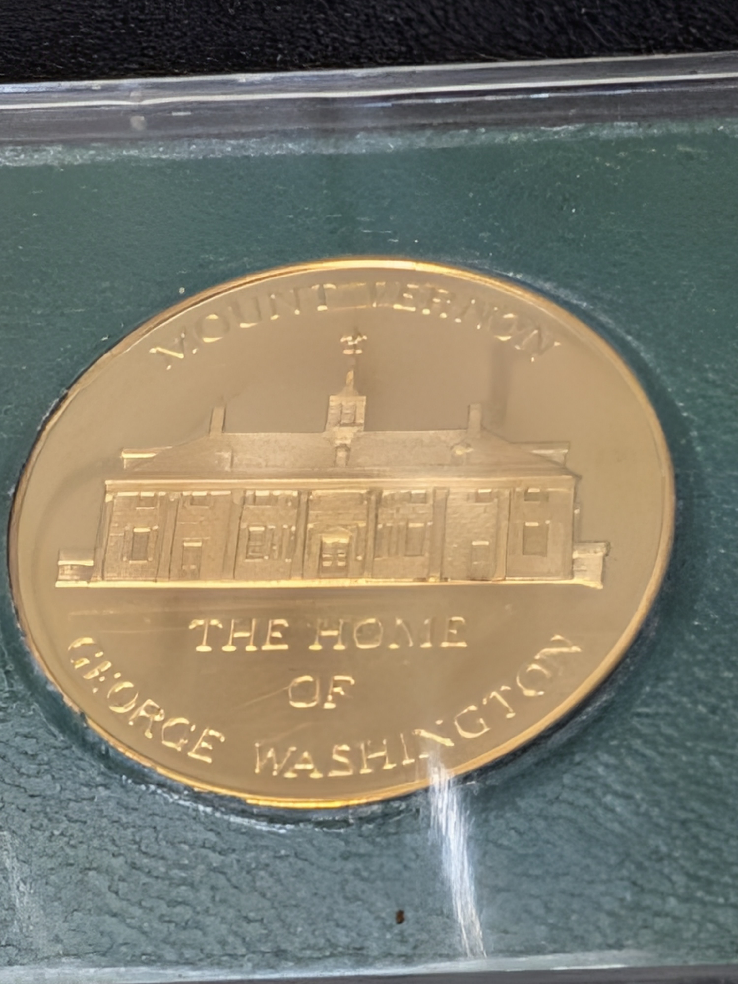 Lot of Commemorative Medallions and Assorted Coins in Presentation Cases — Lot 061, photograph 3