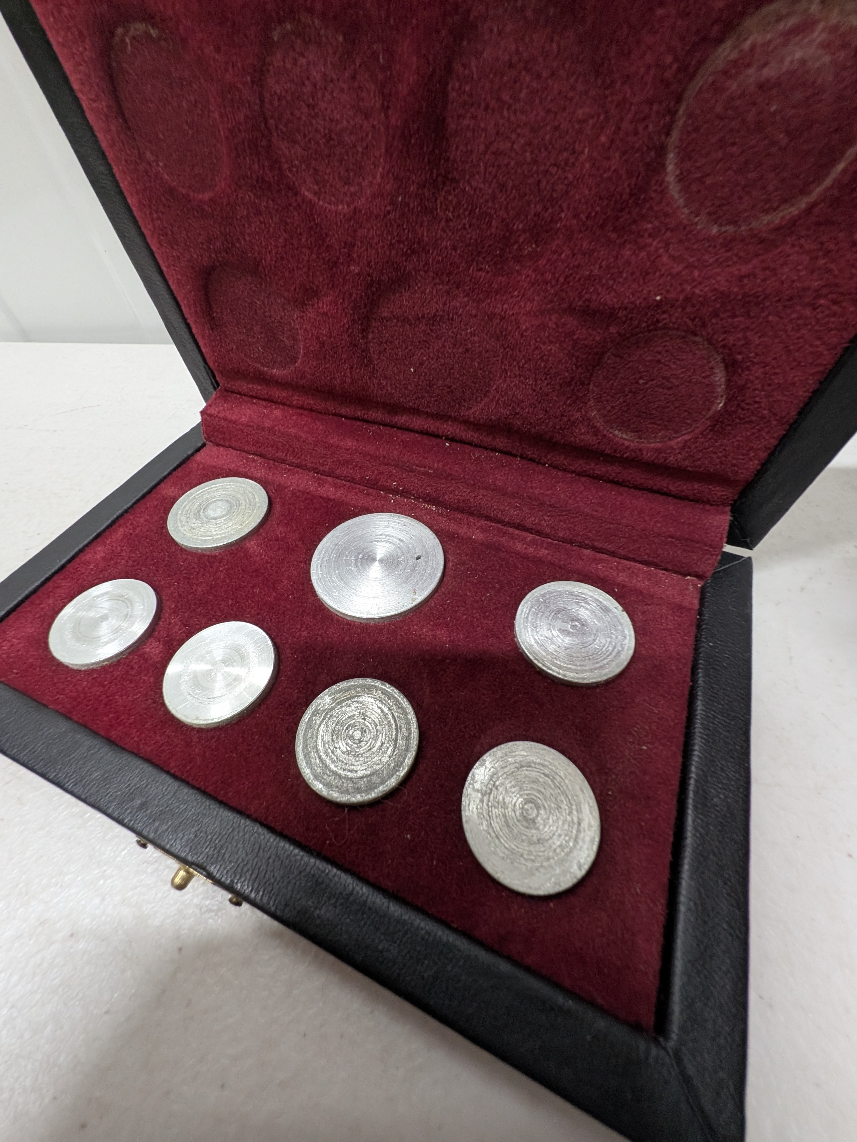 Lot of Commemorative Medallions and Assorted Coins in Presentation Cases — Lot 061, photograph 4