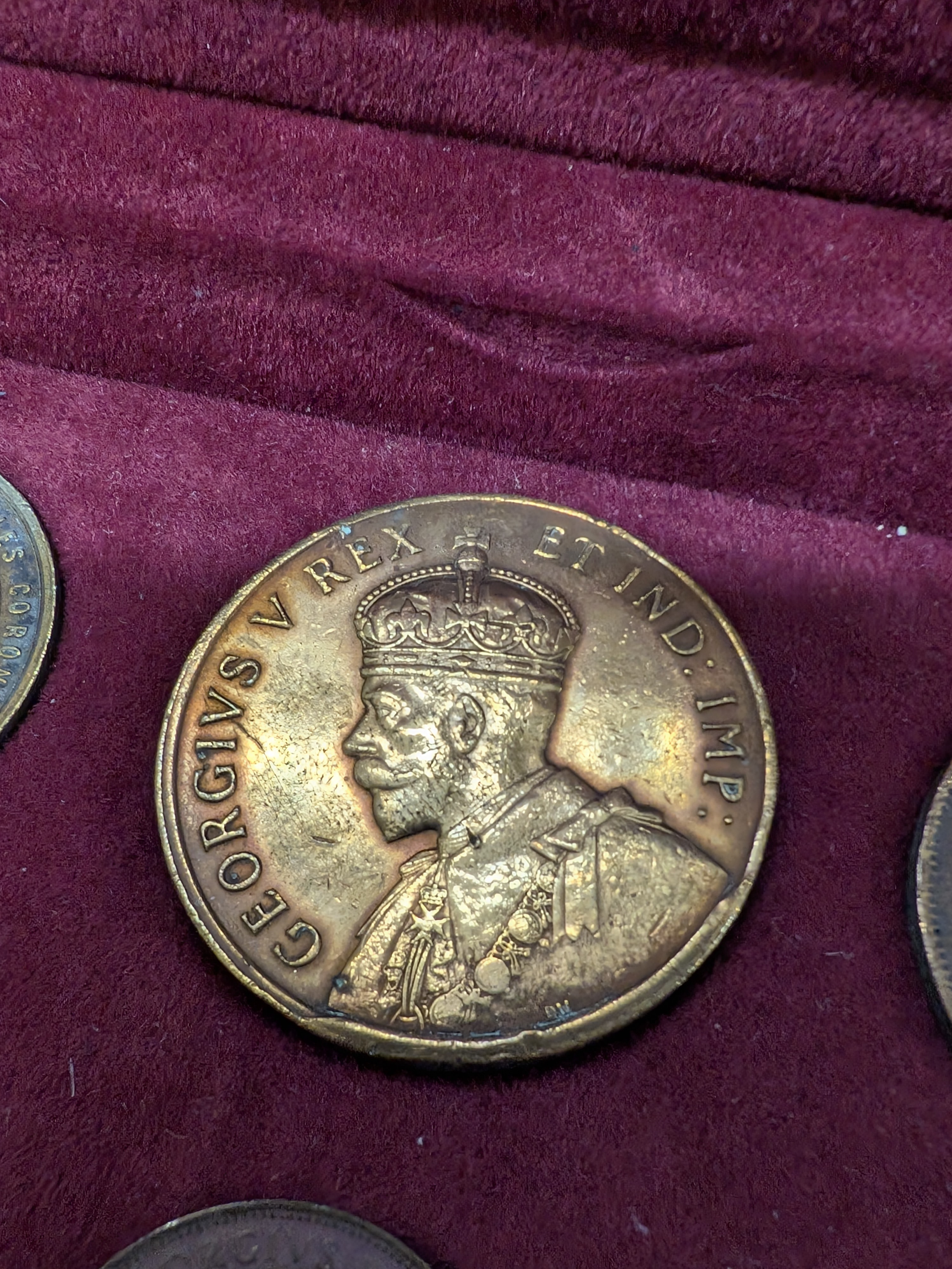 Collection of Australian Commemorative Medallions and Coin in Presentation Box — Lot 062, photograph 3