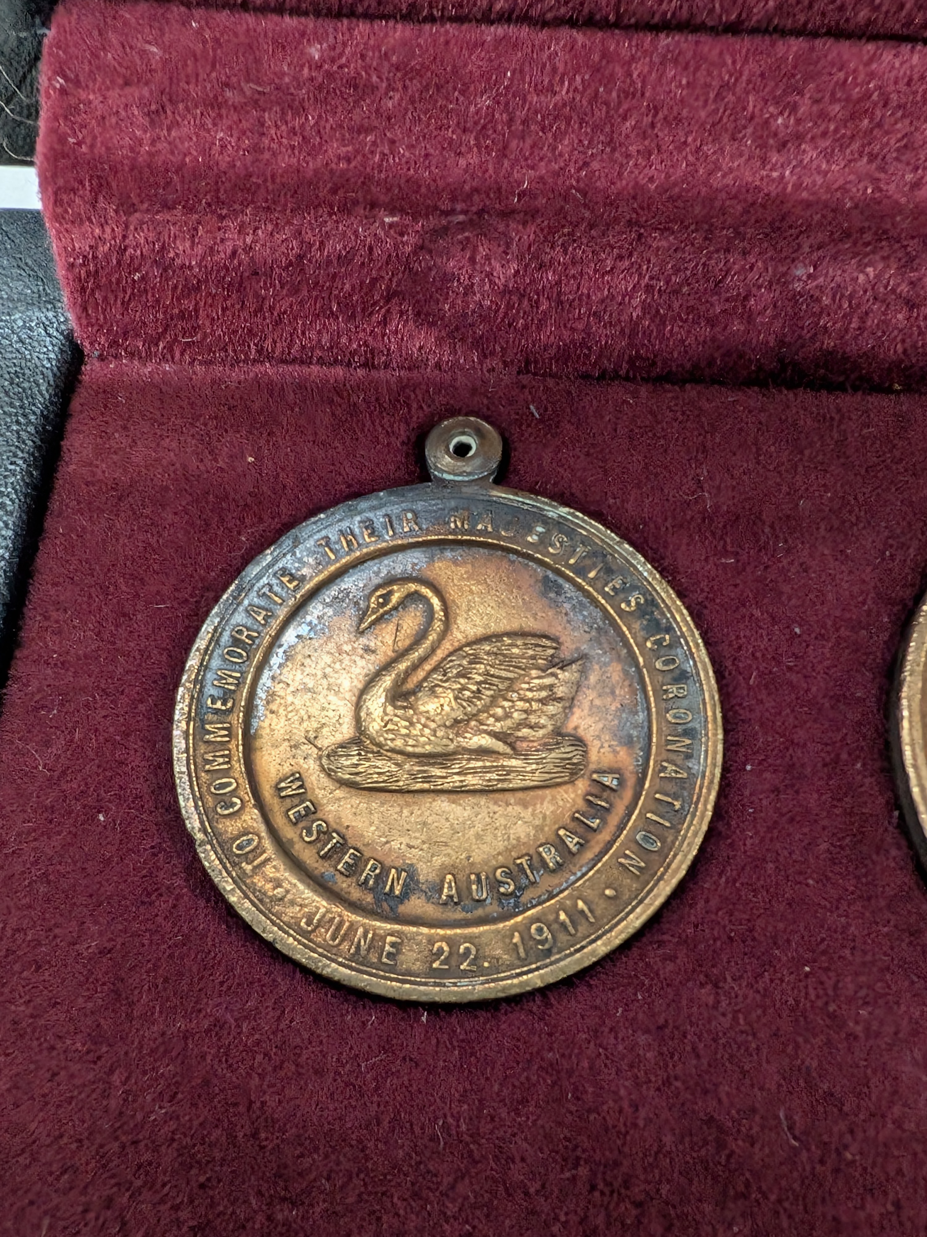 Collection of Australian Commemorative Medallions and Coin in Presentation Box — Lot 062, photograph 4