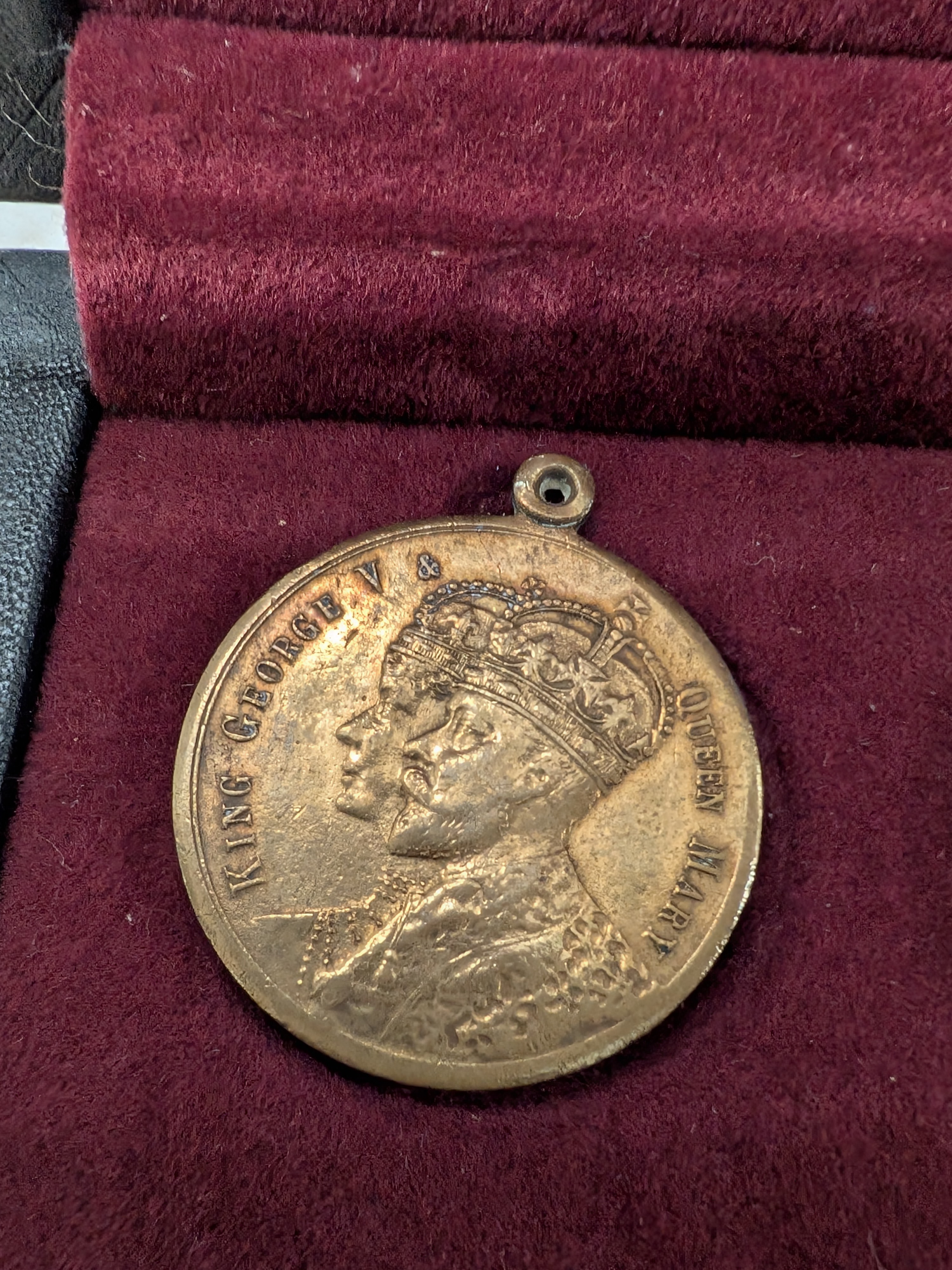 Collection of Australian Commemorative Medallions and Coin in Presentation Box — Lot 062, photograph 5