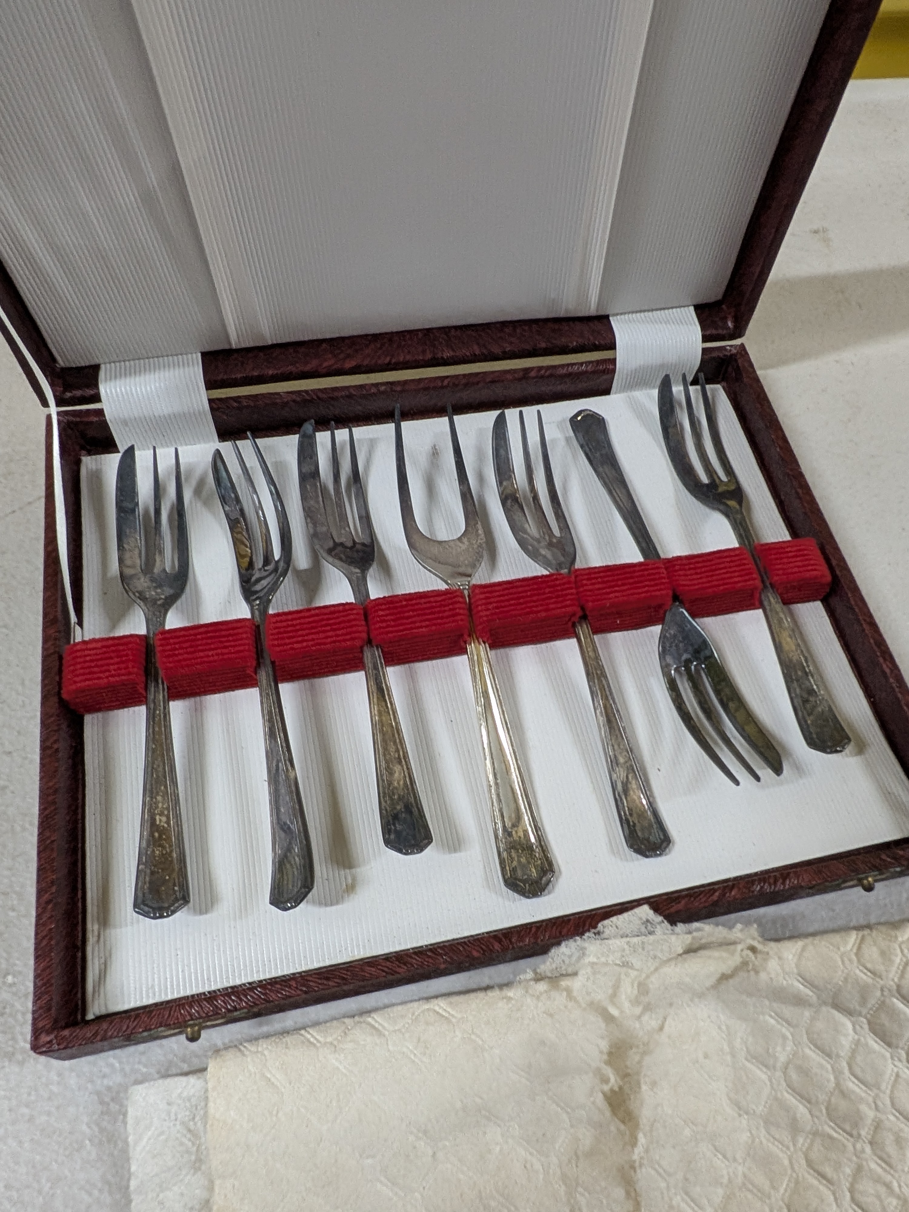 Grosvenor 'Delphic' Silver Plated Fruit Forks Set in Original Case — Lot 066, photograph 2