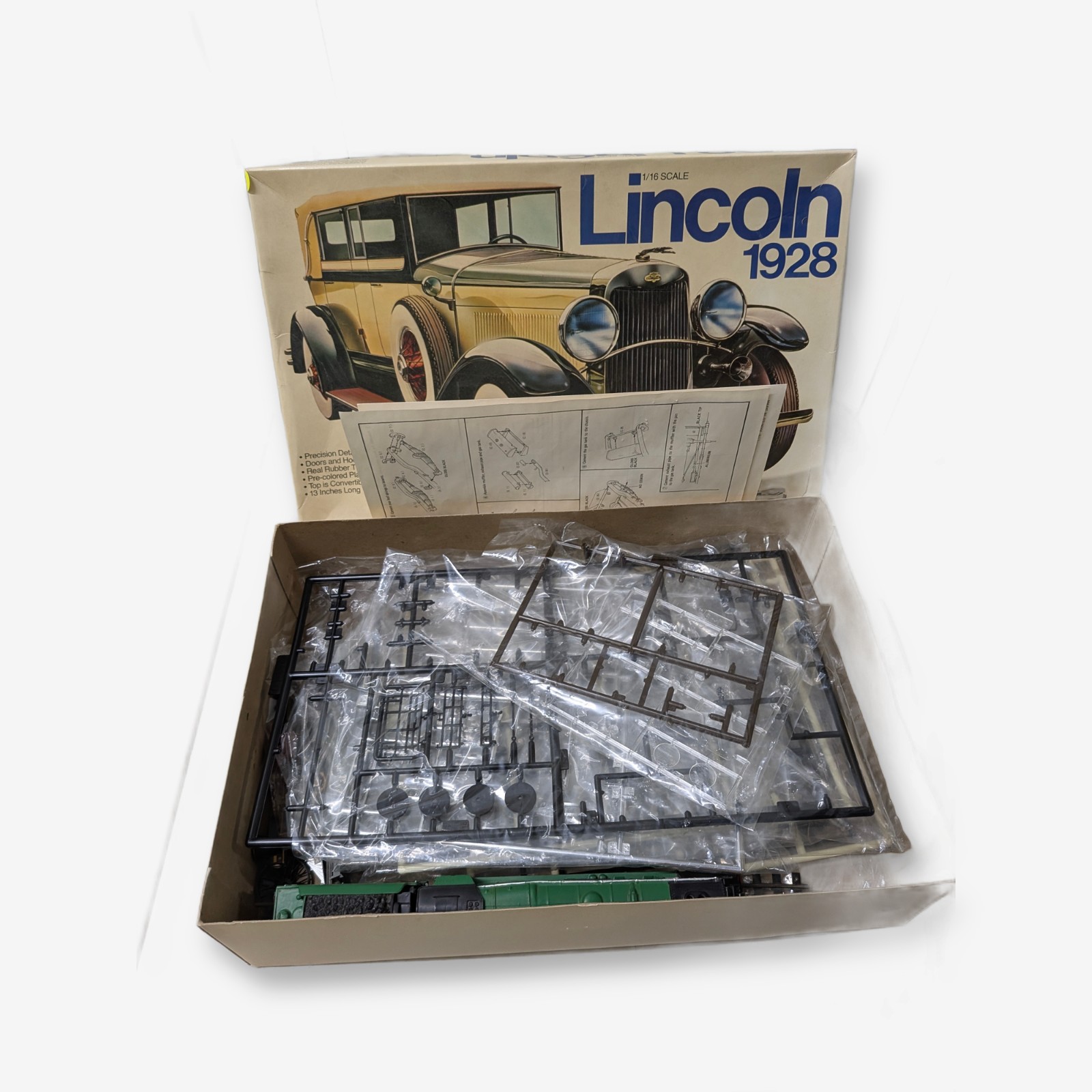 Entex 1928 Lincoln 1/16 Scale Model Car Kit — Lot 068, photograph 2