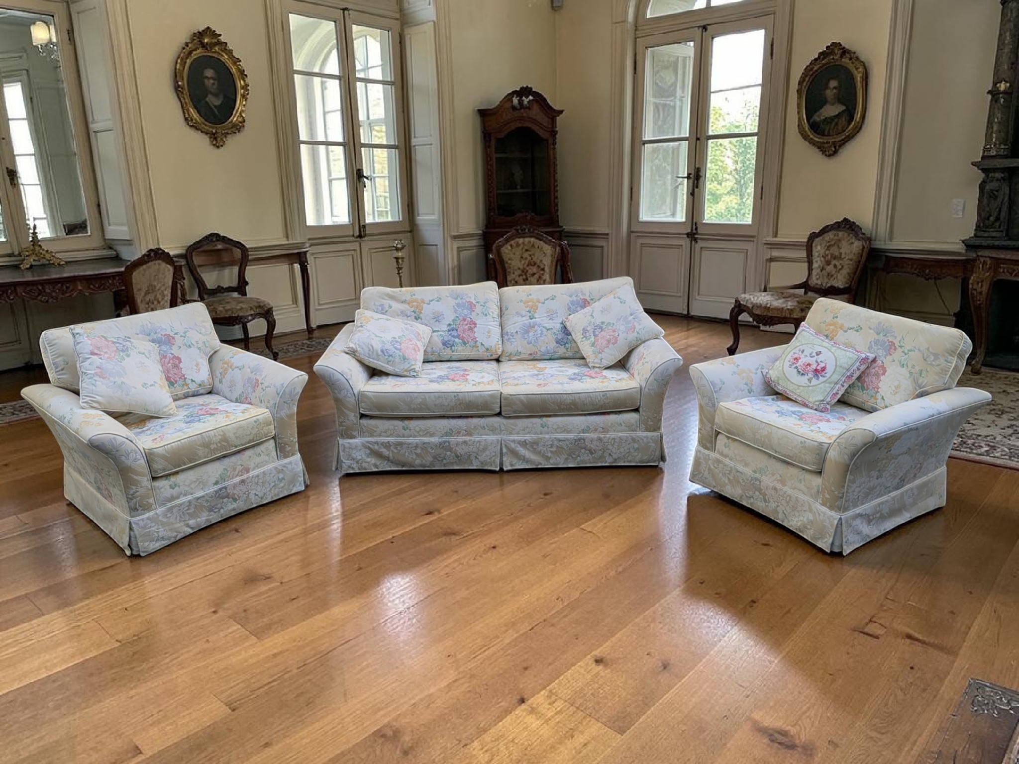 Four-Piece Vintage MORAN OF MELBOURNE Floral Upholstered Lounge Suite, Australian Made — Lot 007, photograph 3