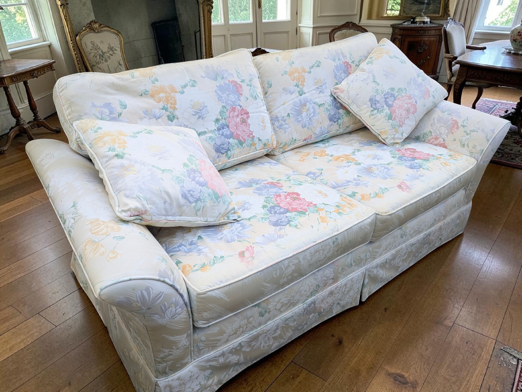 Four-Piece Vintage MORAN OF MELBOURNE Floral Upholstered Lounge Suite, Australian Made — Lot 007, photograph 6