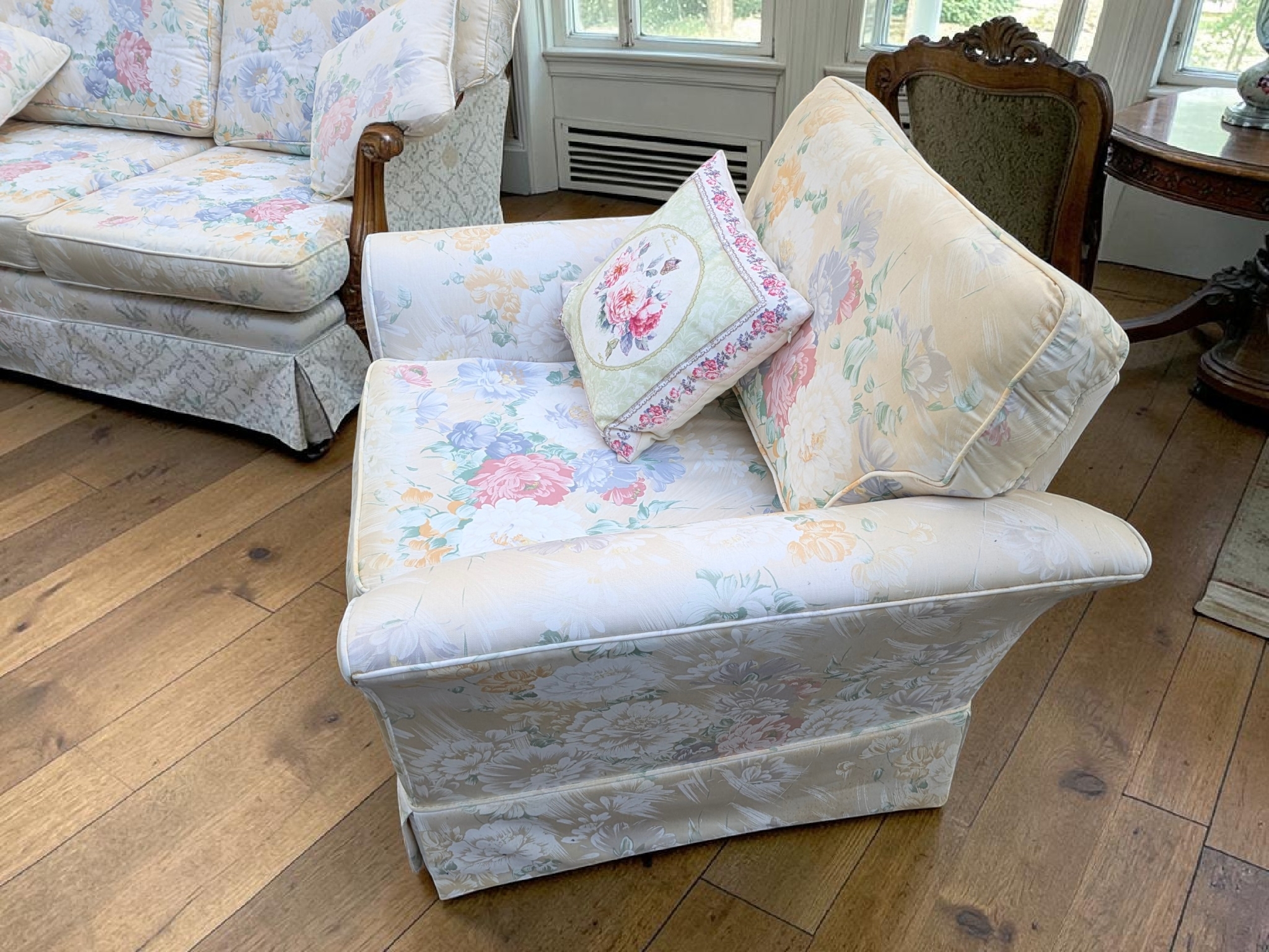 Four-Piece Vintage MORAN OF MELBOURNE Floral Upholstered Lounge Suite, Australian Made — Lot 007, photograph 8