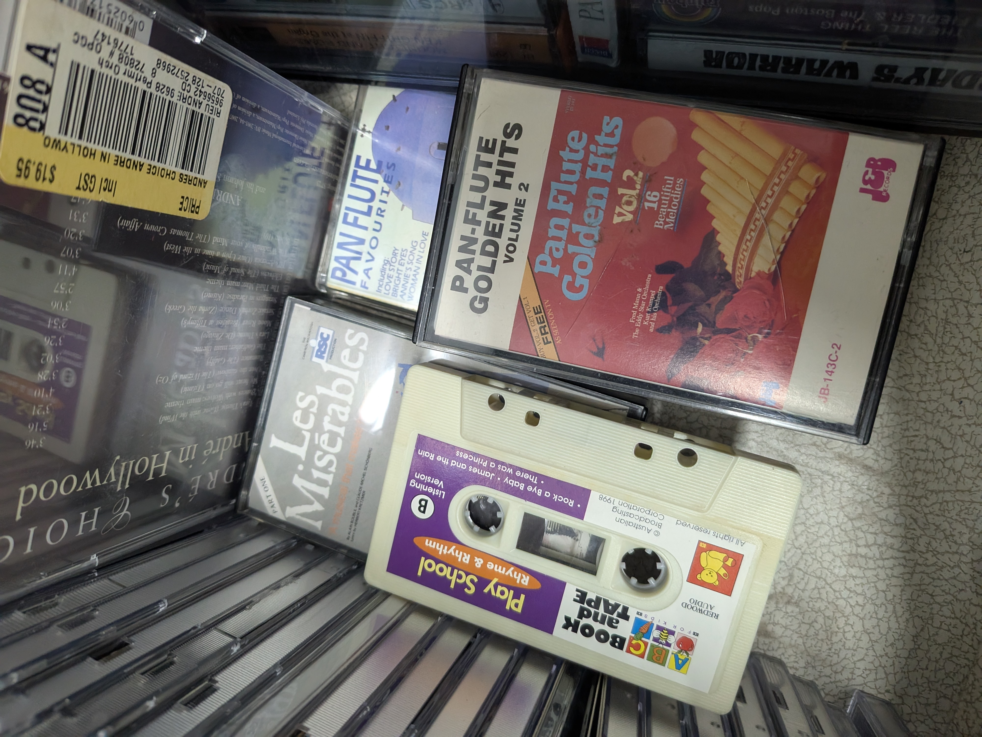 Vintage Suitcase containing an extensive collection of CDs and cassette tapes — Lot 075, photograph 4