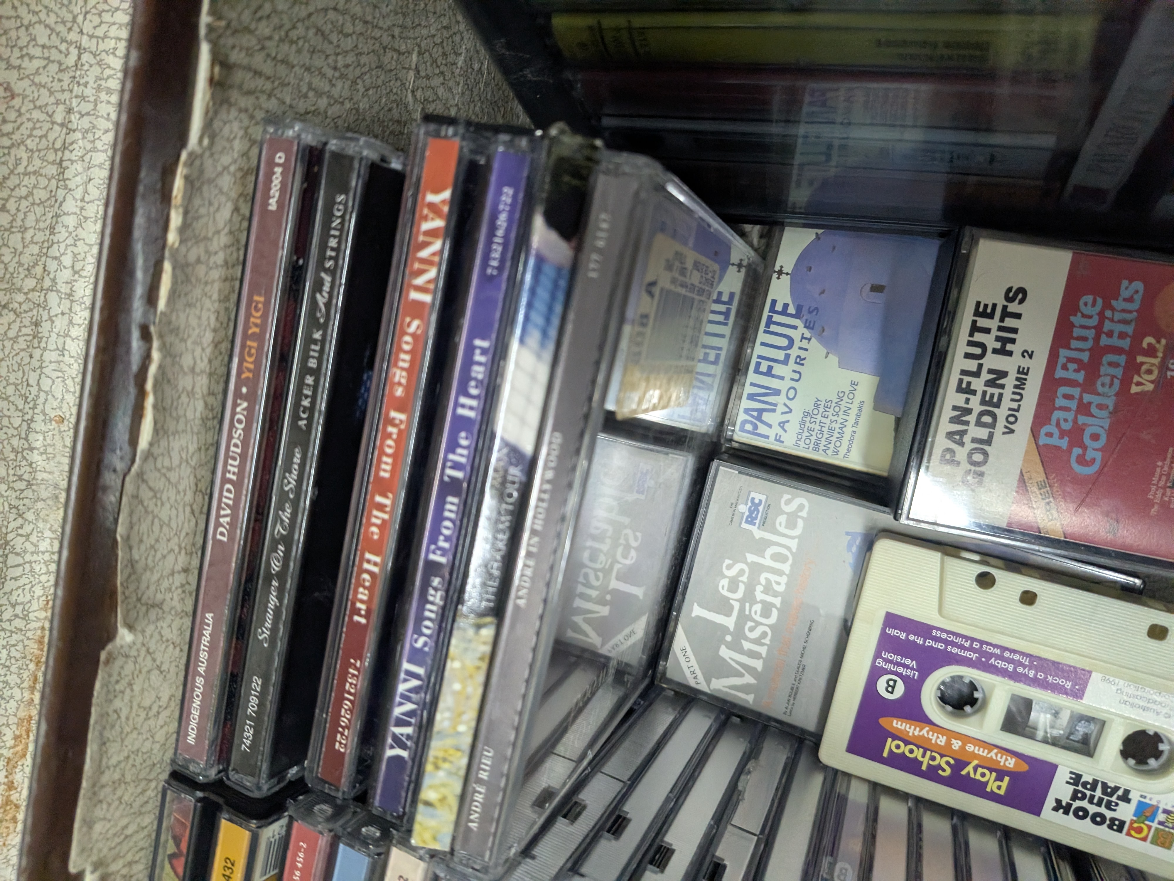 Vintage Suitcase containing an extensive collection of CDs and cassette tapes — Lot 075, photograph 5