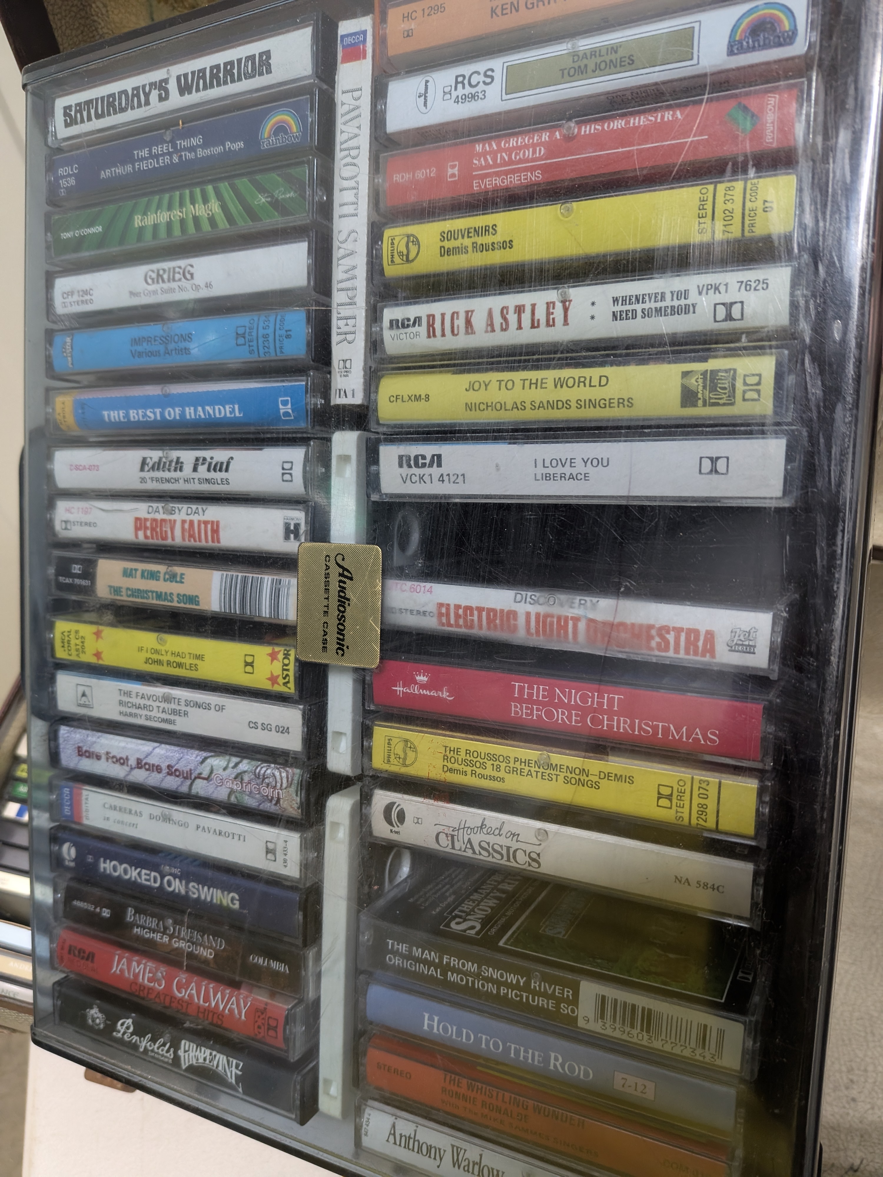 Vintage Suitcase containing an extensive collection of CDs and cassette tapes — Lot 075, photograph 6