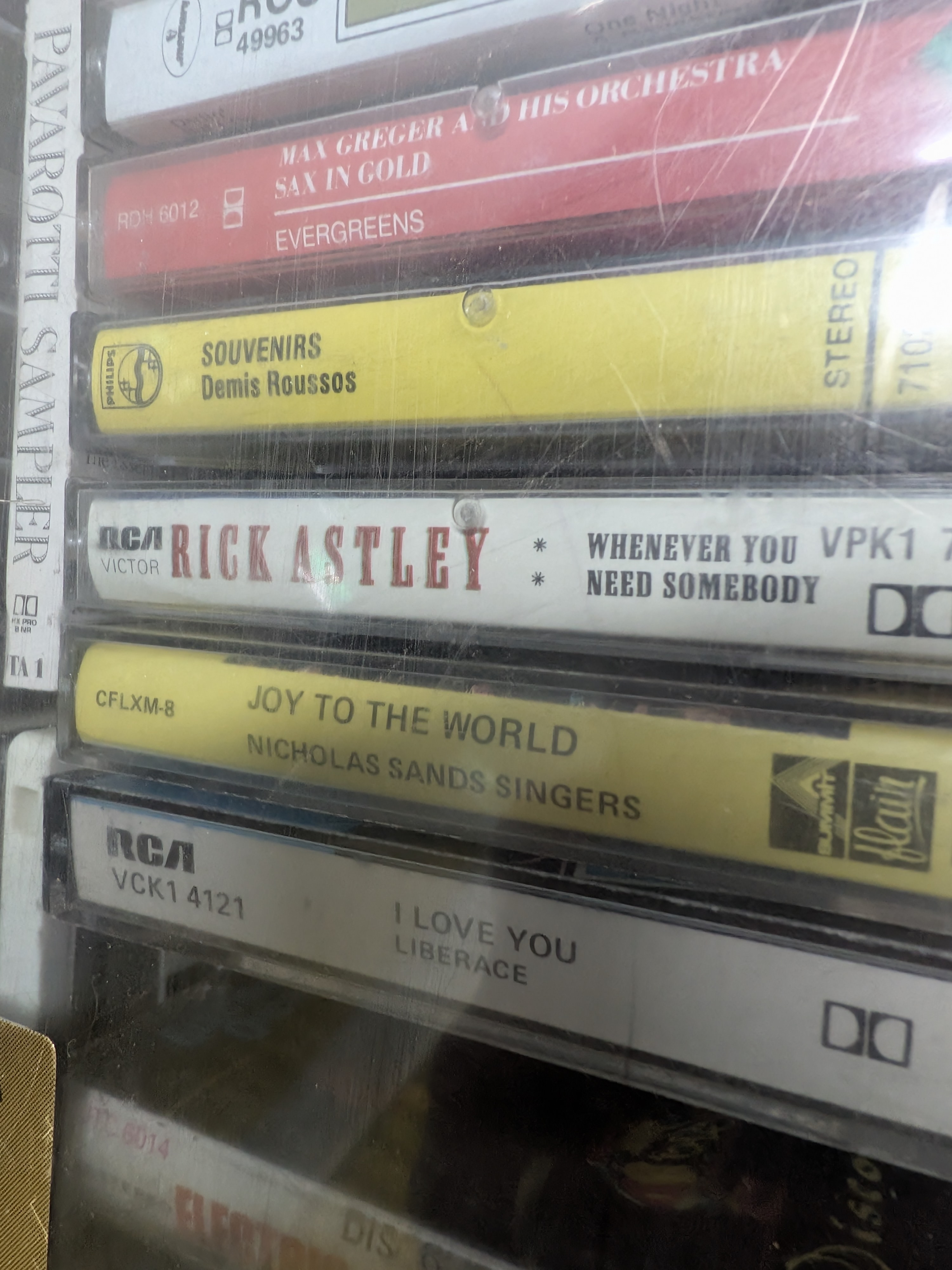 Vintage Suitcase containing an extensive collection of CDs and cassette tapes — Lot 075, photograph 7