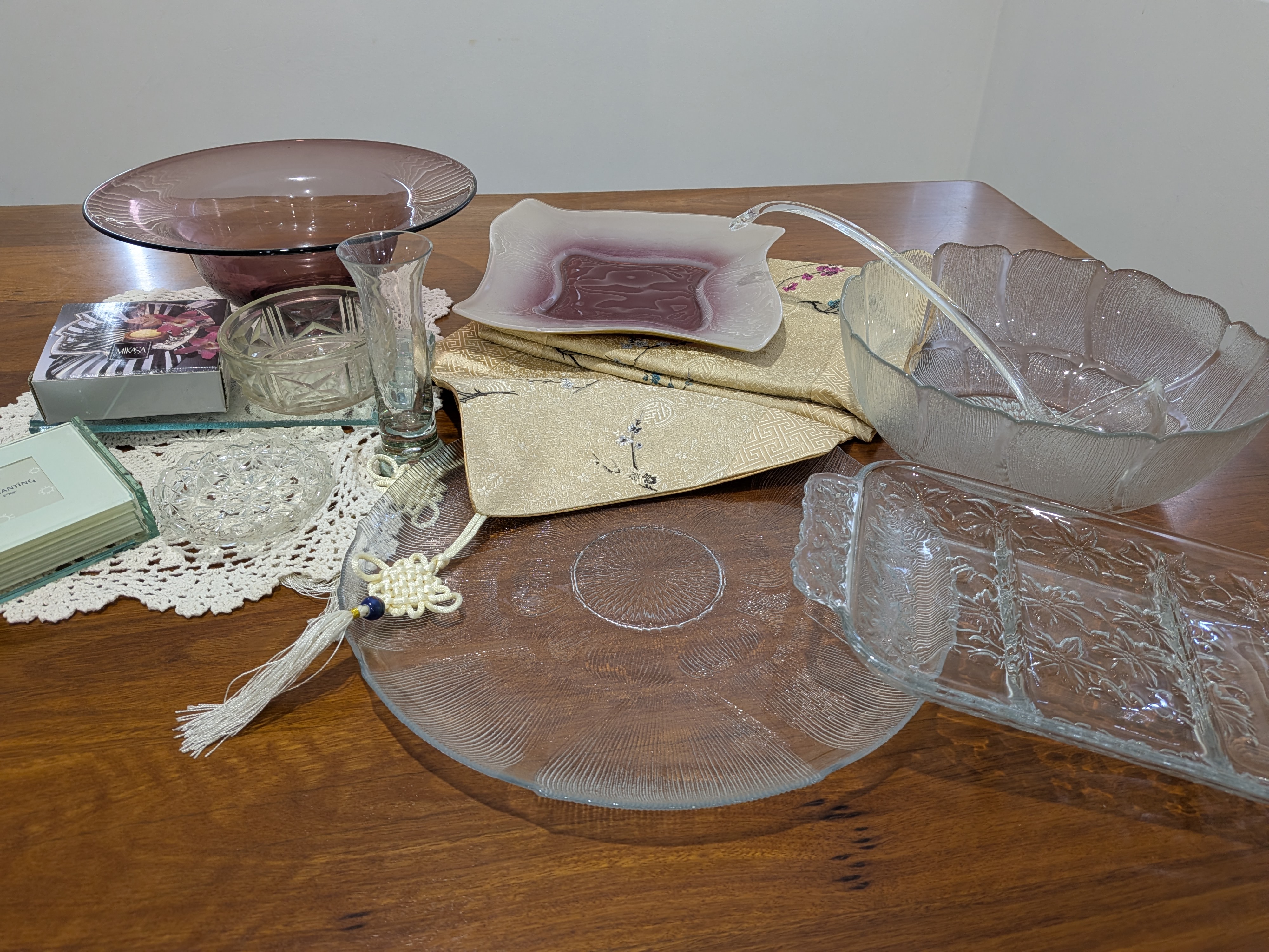 Lot of Assorted Homewares and Decorative Sundries — Lot 076