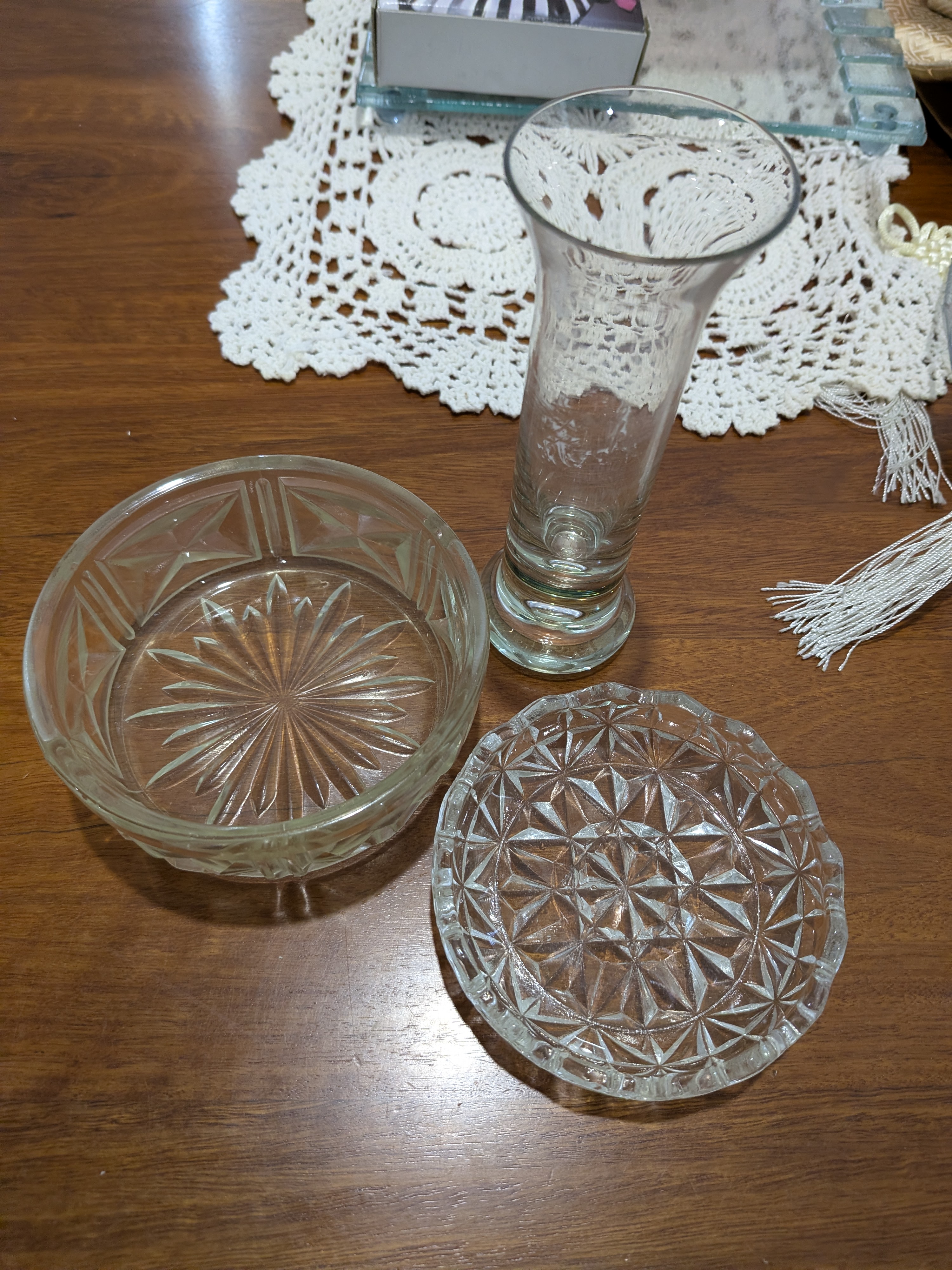 Lot of Assorted Homewares and Decorative Sundries — Lot 076, photograph 3
