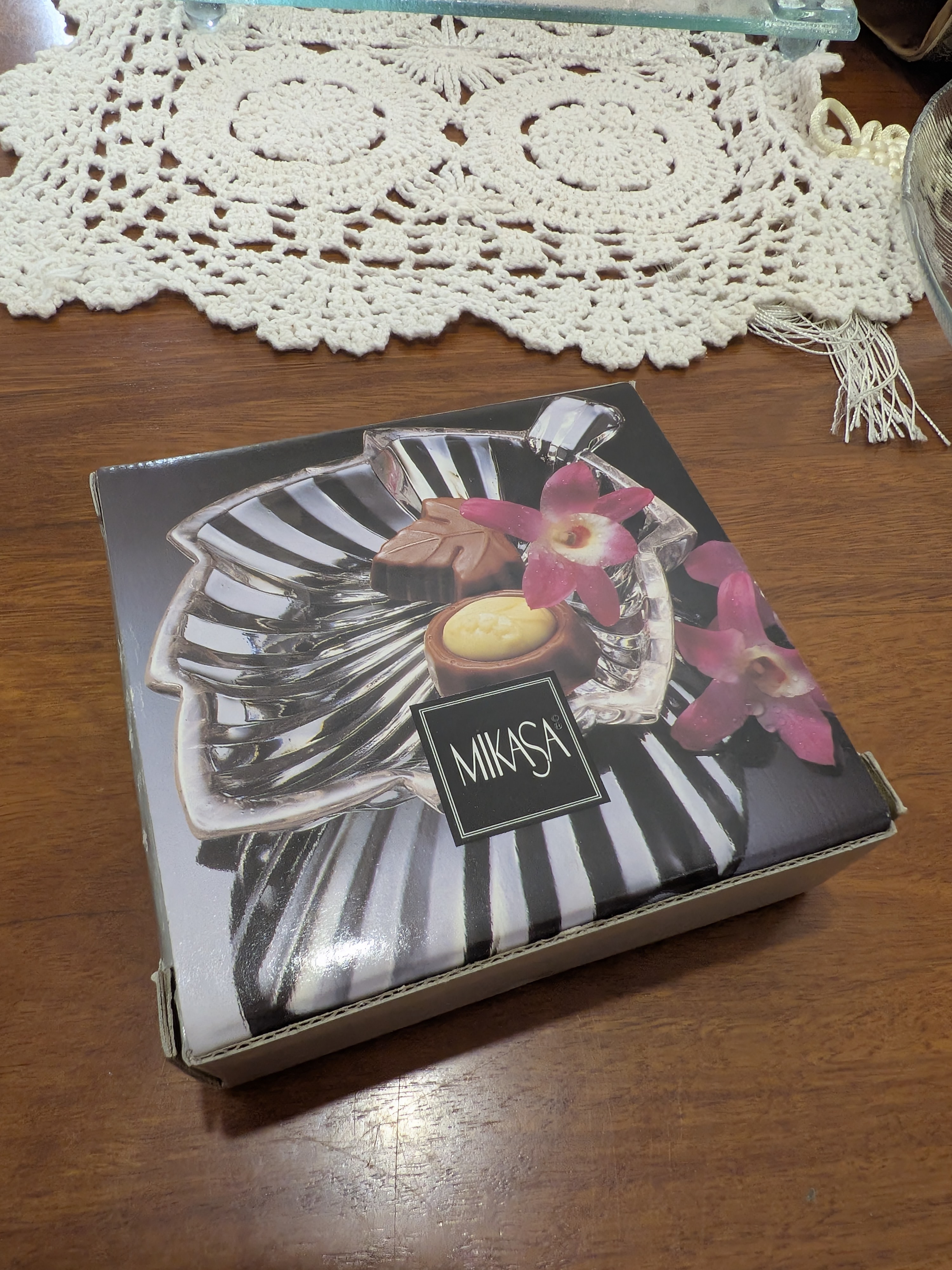 Lot of Assorted Homewares and Decorative Sundries — Lot 076, photograph 4