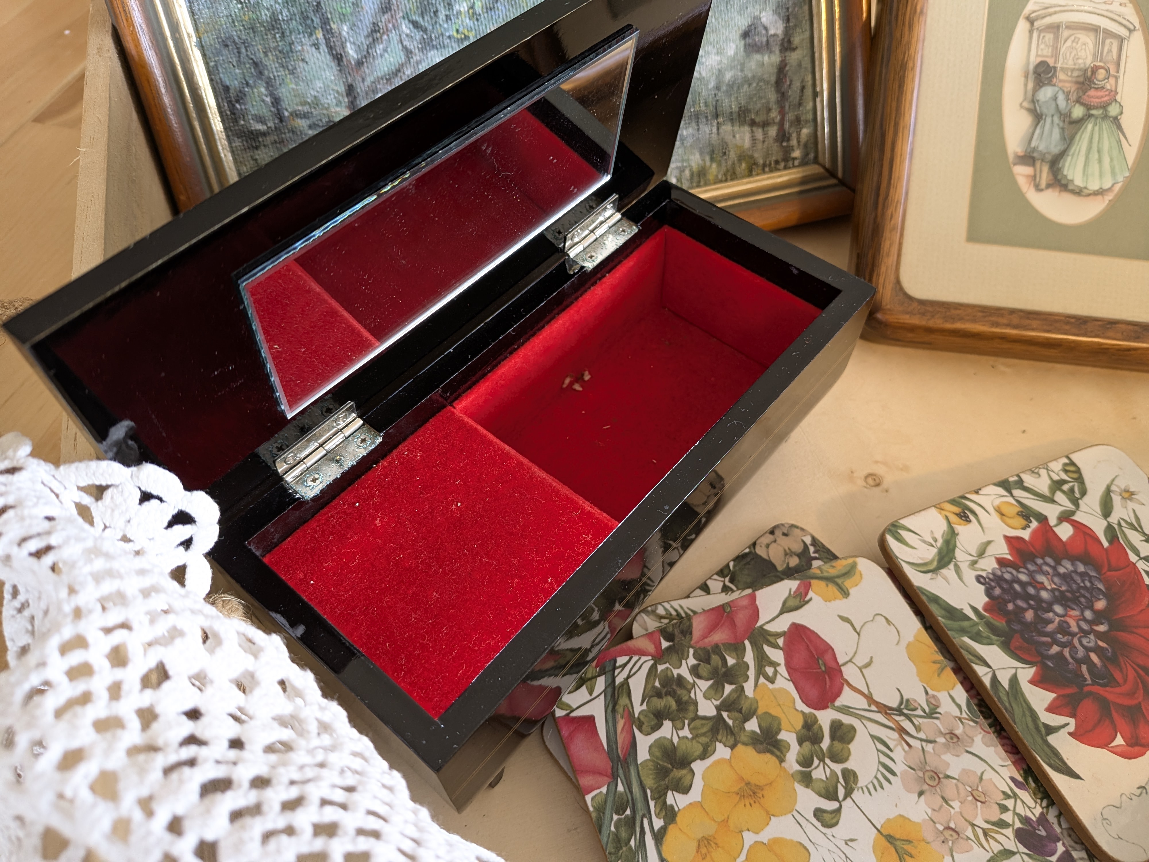 Lot of Vintage Homewares and Decorative Sundries — Lot 079, photograph 4