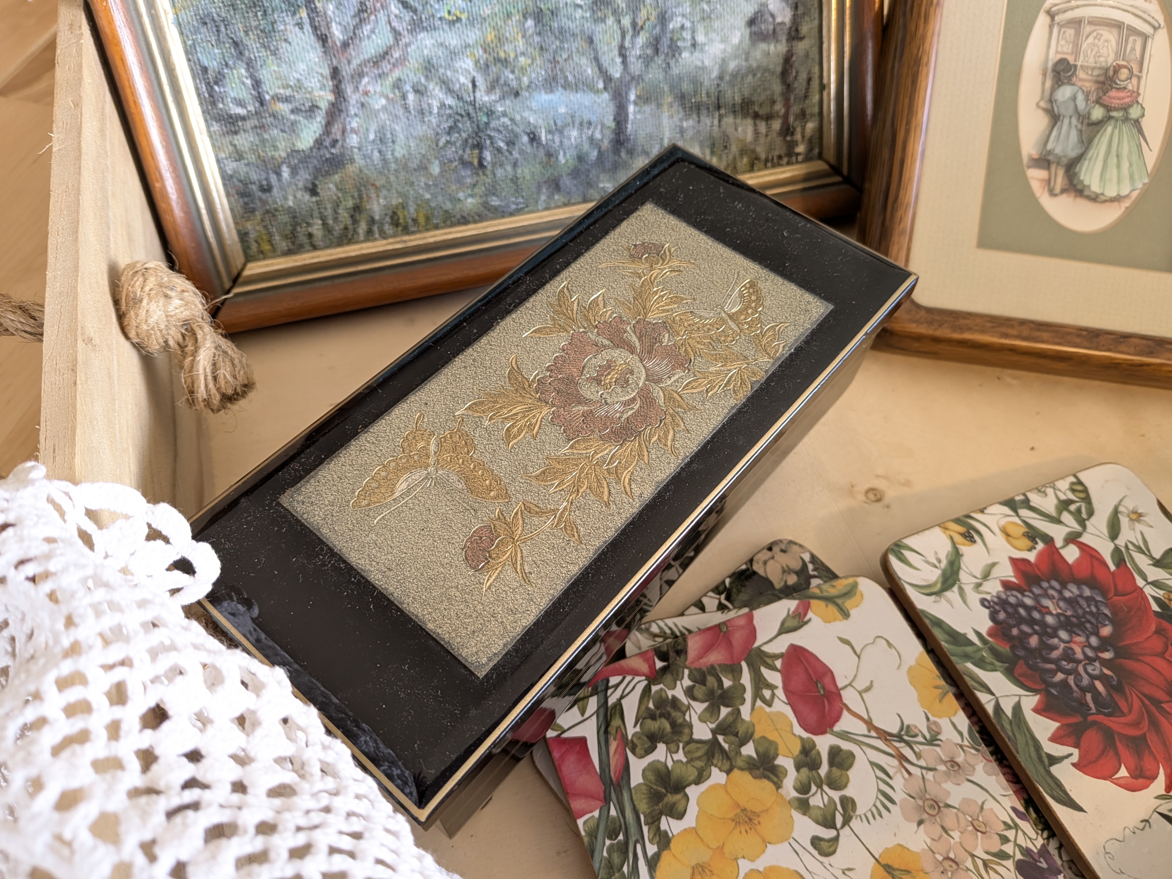 Lot of Vintage Homewares and Decorative Sundries — Lot 079, photograph 5