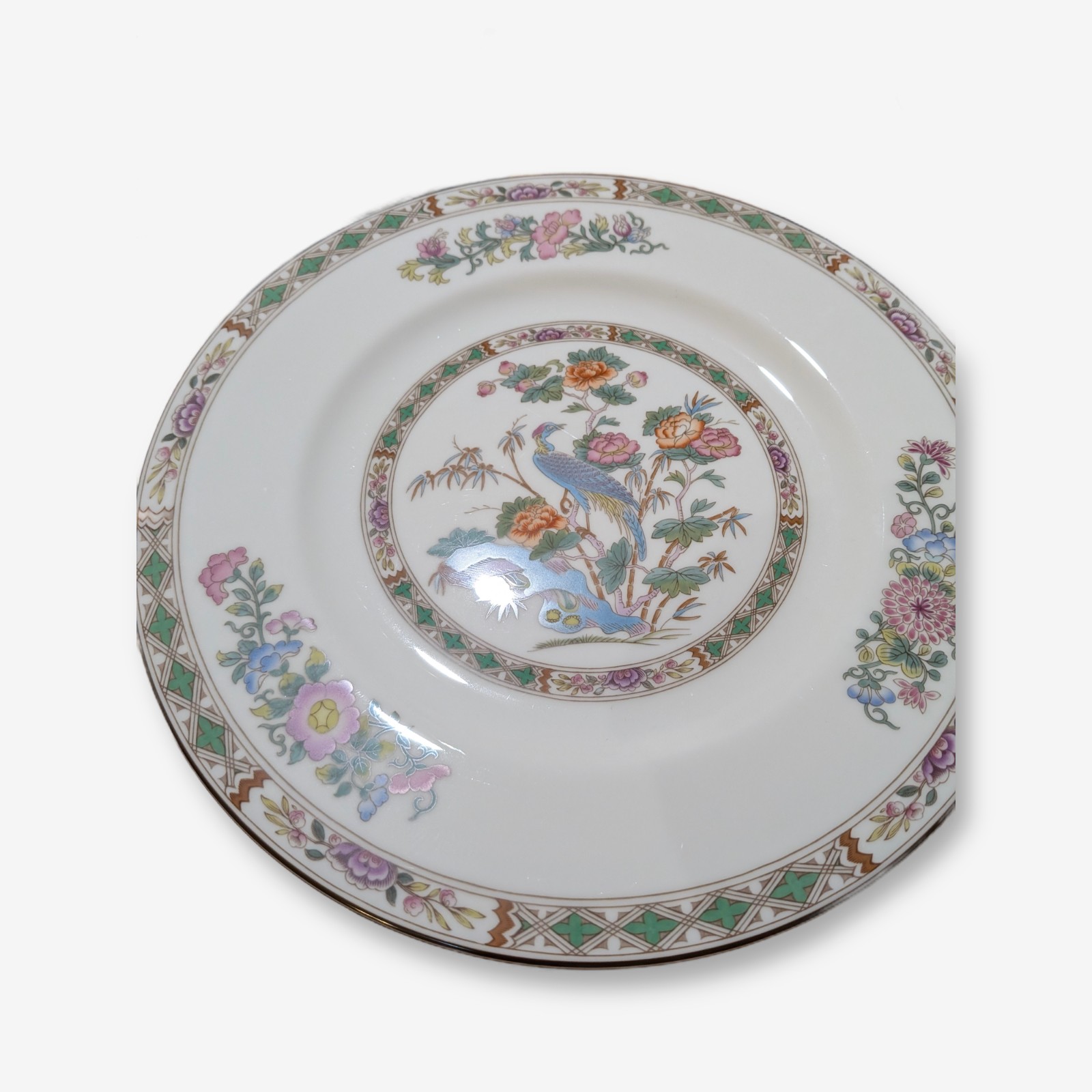 Wedgwood 'Kutani Crane' Bone China Dinner and Tea Service for eight, Made in England — Lot 081, photograph 2