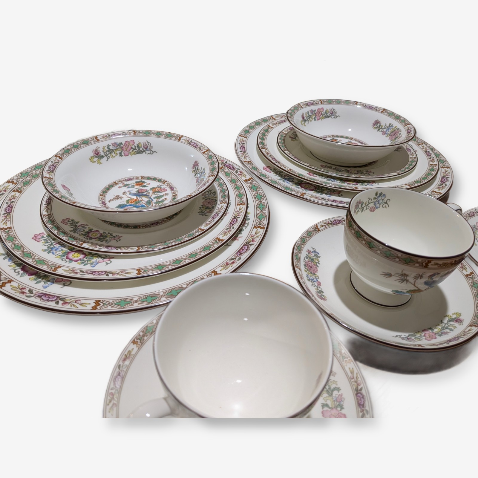 Wedgwood 'Kutani Crane' Bone China Dinner and Tea Service for eight, Made in England — Lot 081, photograph 3