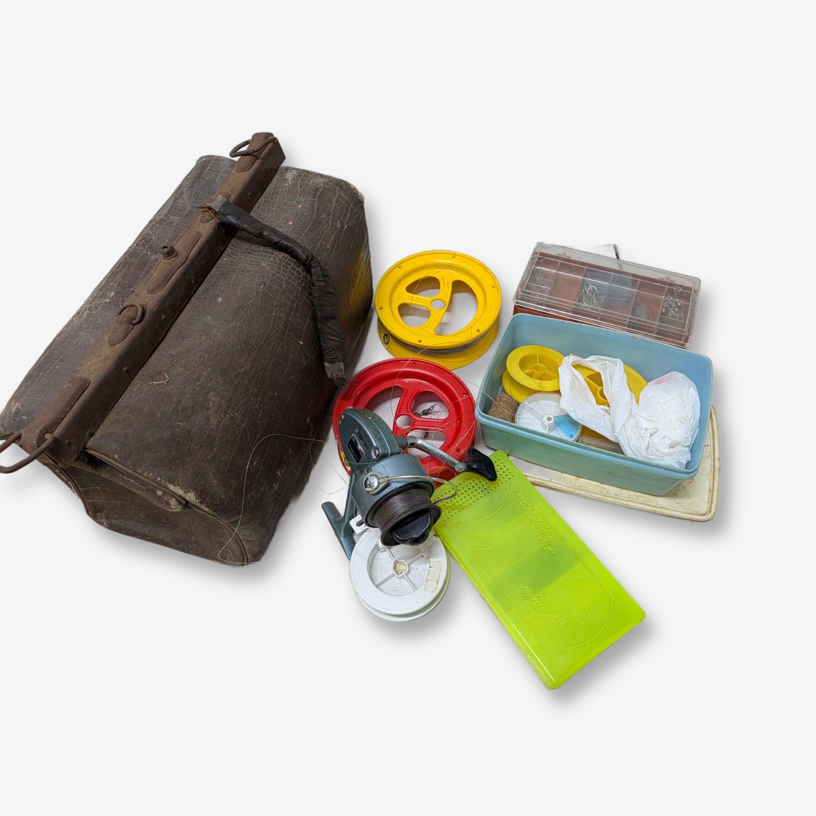 Collection of Assorted Vintage Fishing Tackle — Lot 086