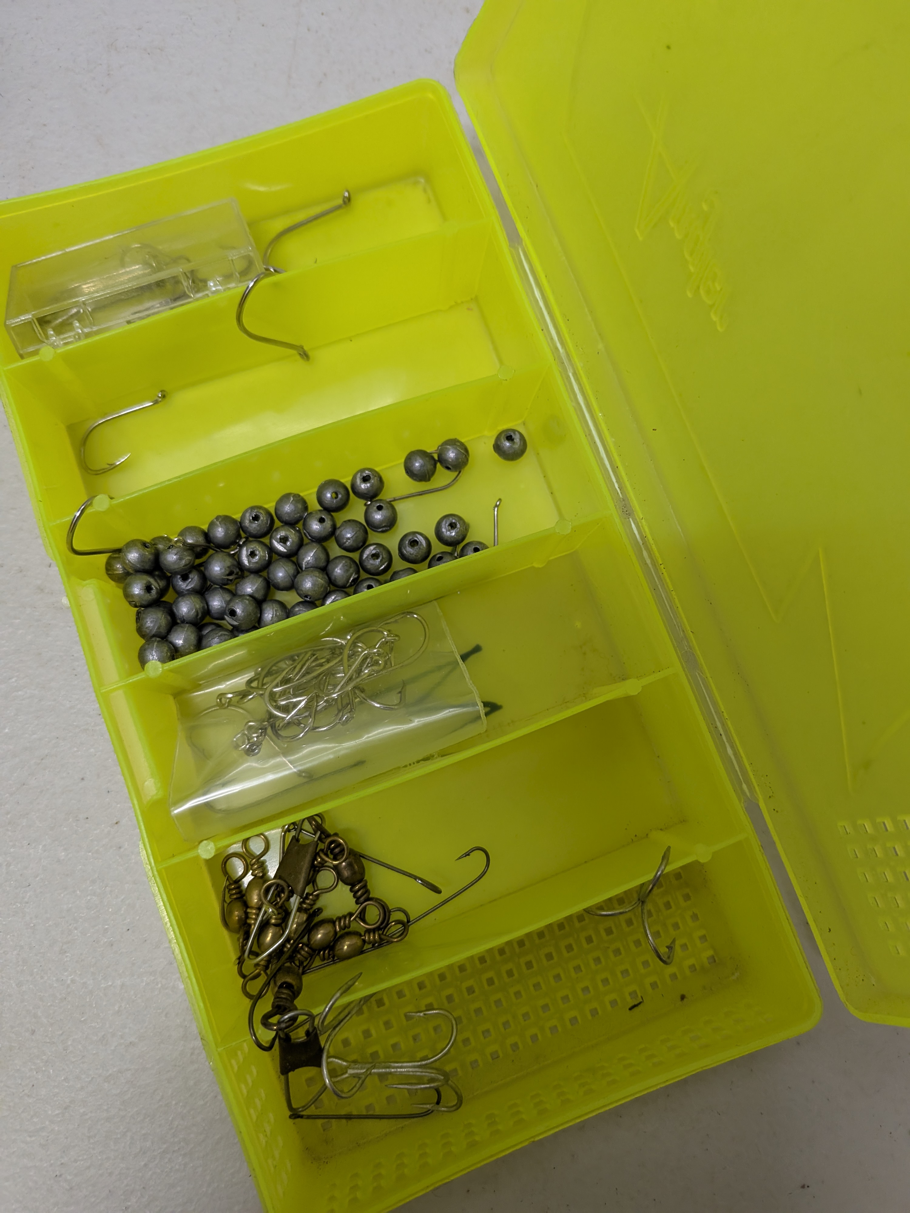 Collection of Assorted Vintage Fishing Tackle — Lot 086, photograph 3