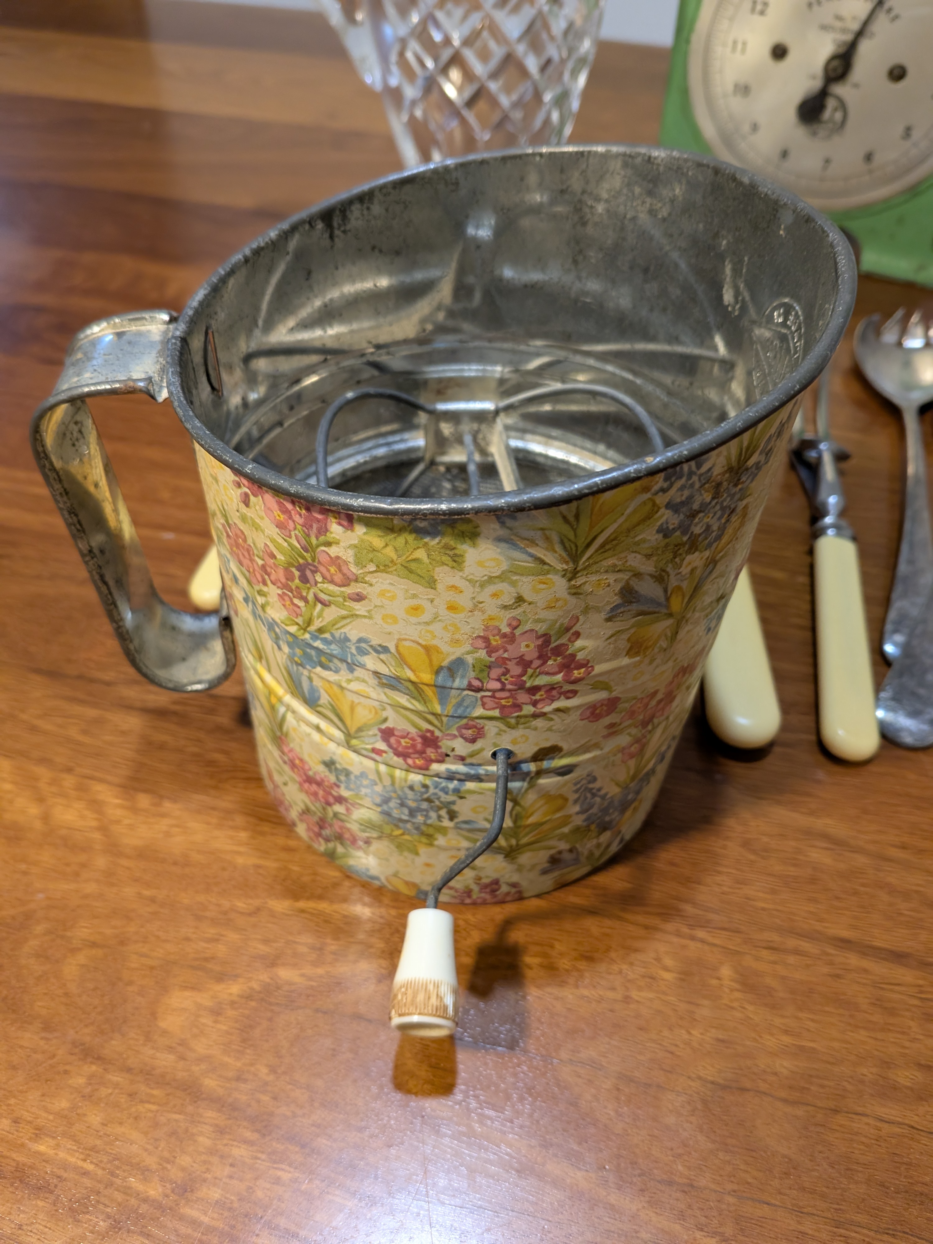 Lot of Vintage Kitchen Items incl. Faux Bone Handled Knives — Lot 087, photograph 6