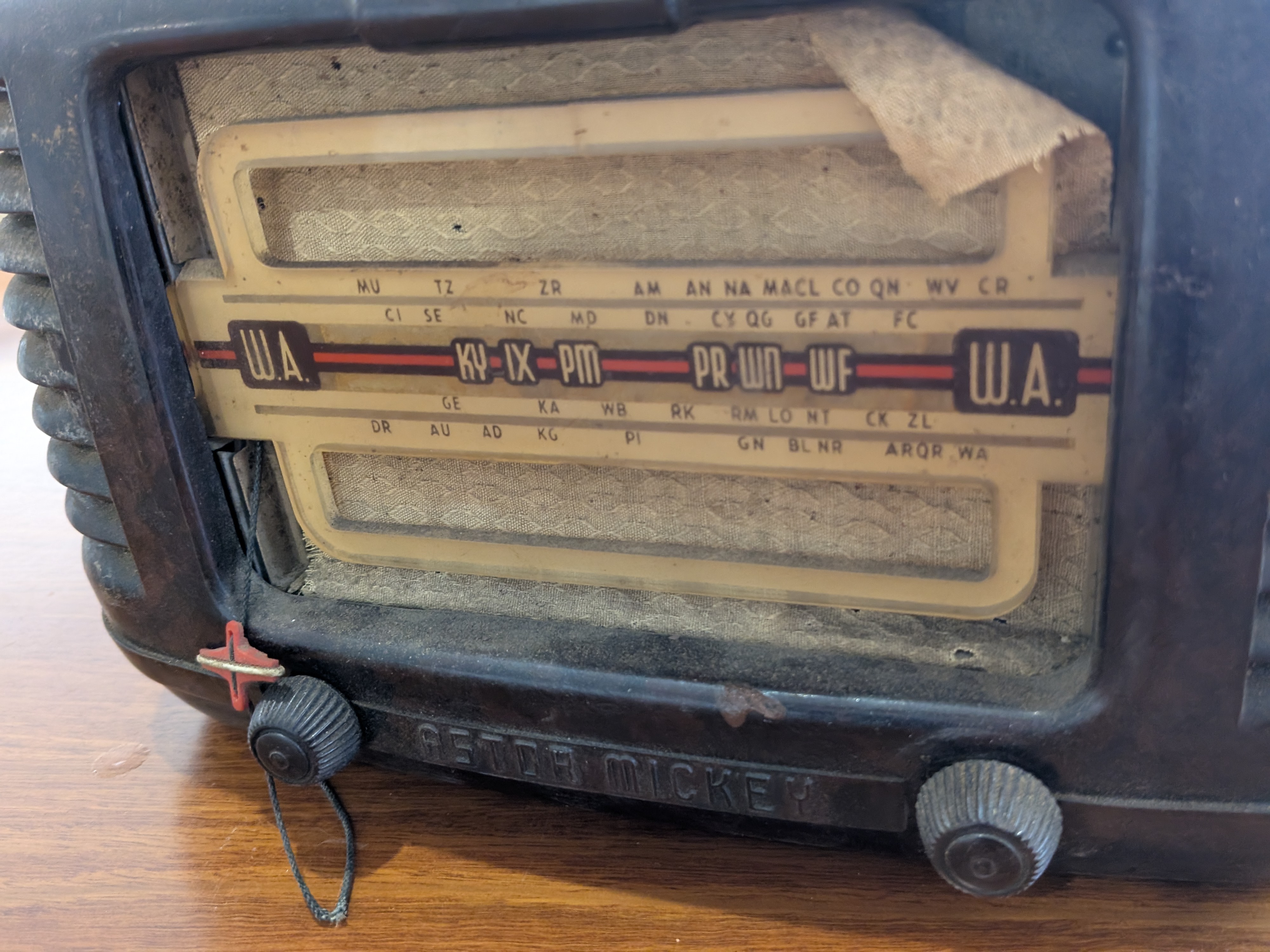 Vintage Peter Mickey Bakelite Radio Receiver — Lot 092, photograph 2