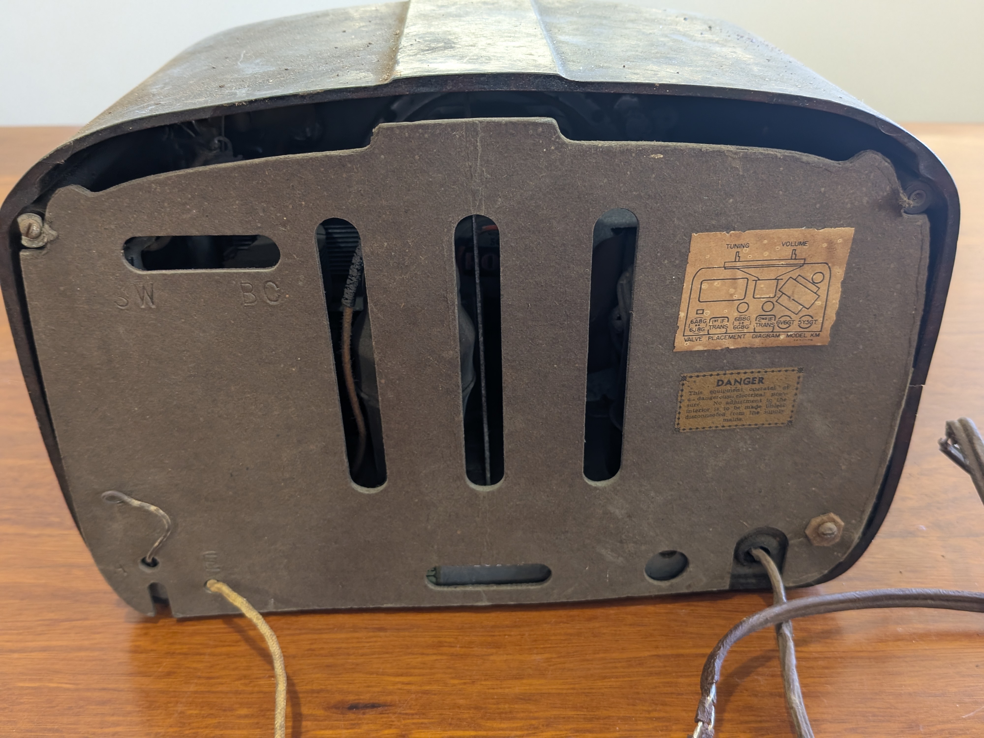 Vintage Peter Mickey Bakelite Radio Receiver — Lot 092, photograph 3