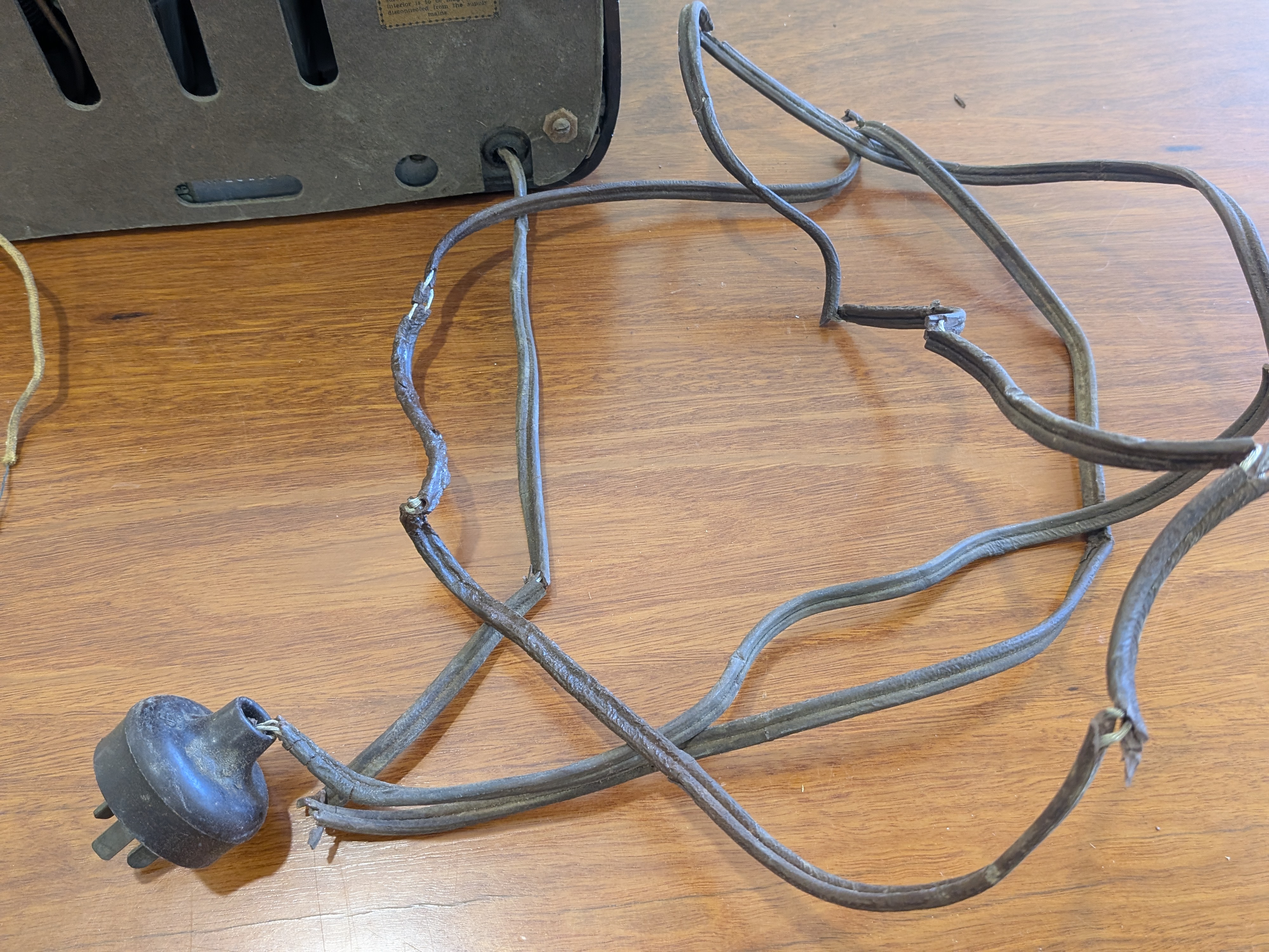 Vintage Peter Mickey Bakelite Radio Receiver — Lot 092, photograph 4