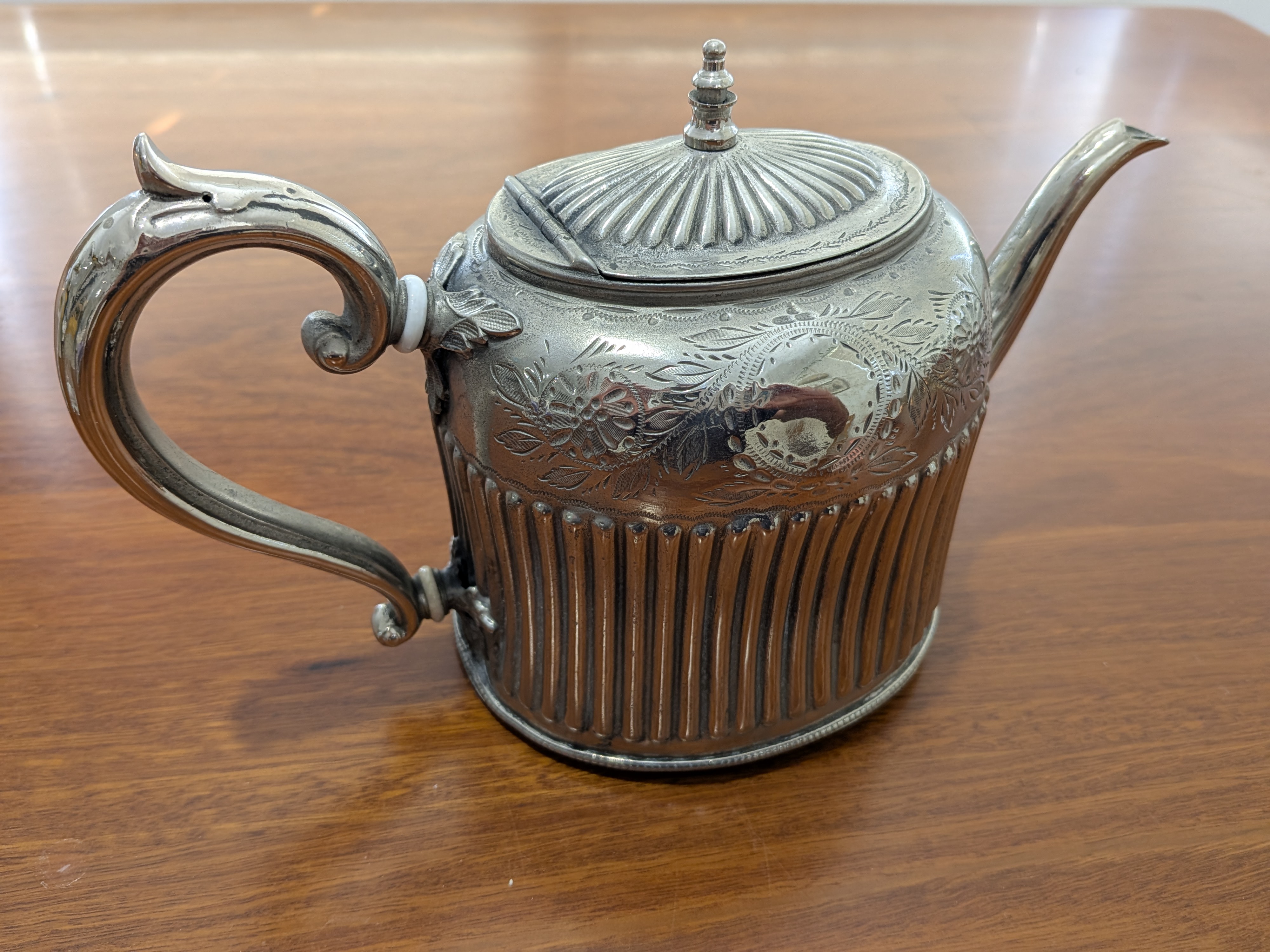 Lot of Assorted Vintage and Collectable Sundries — Lot 038