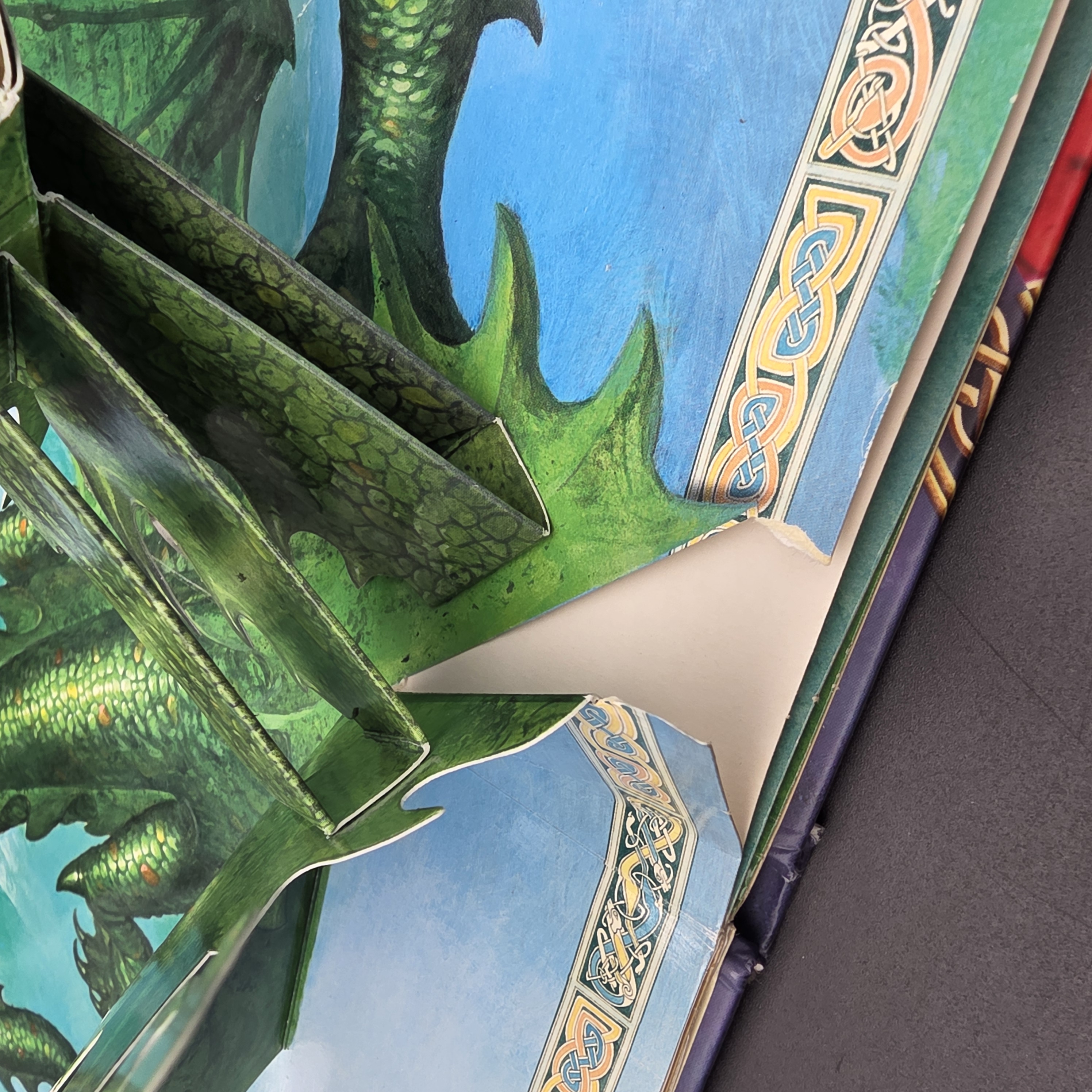 Dragon World - A Pop-up Guide to These Scaled Beasts by Five Mile Press Staff, M — Lot 042, photograph 6