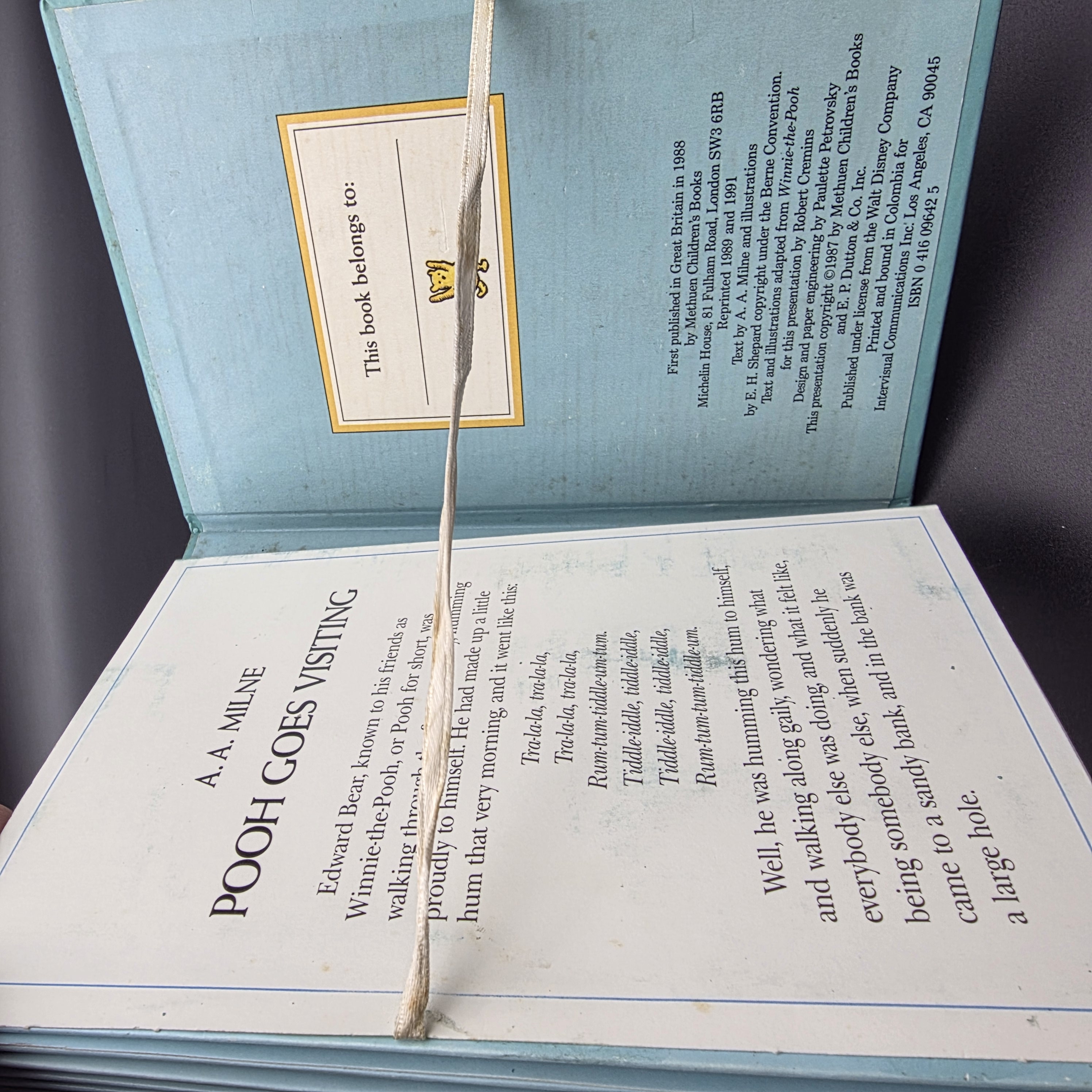 Pooh Goes Visiting by Alan Alexander Milne, Ernest Howard Shepard, Robert Cremin — Lot 004, photograph 7