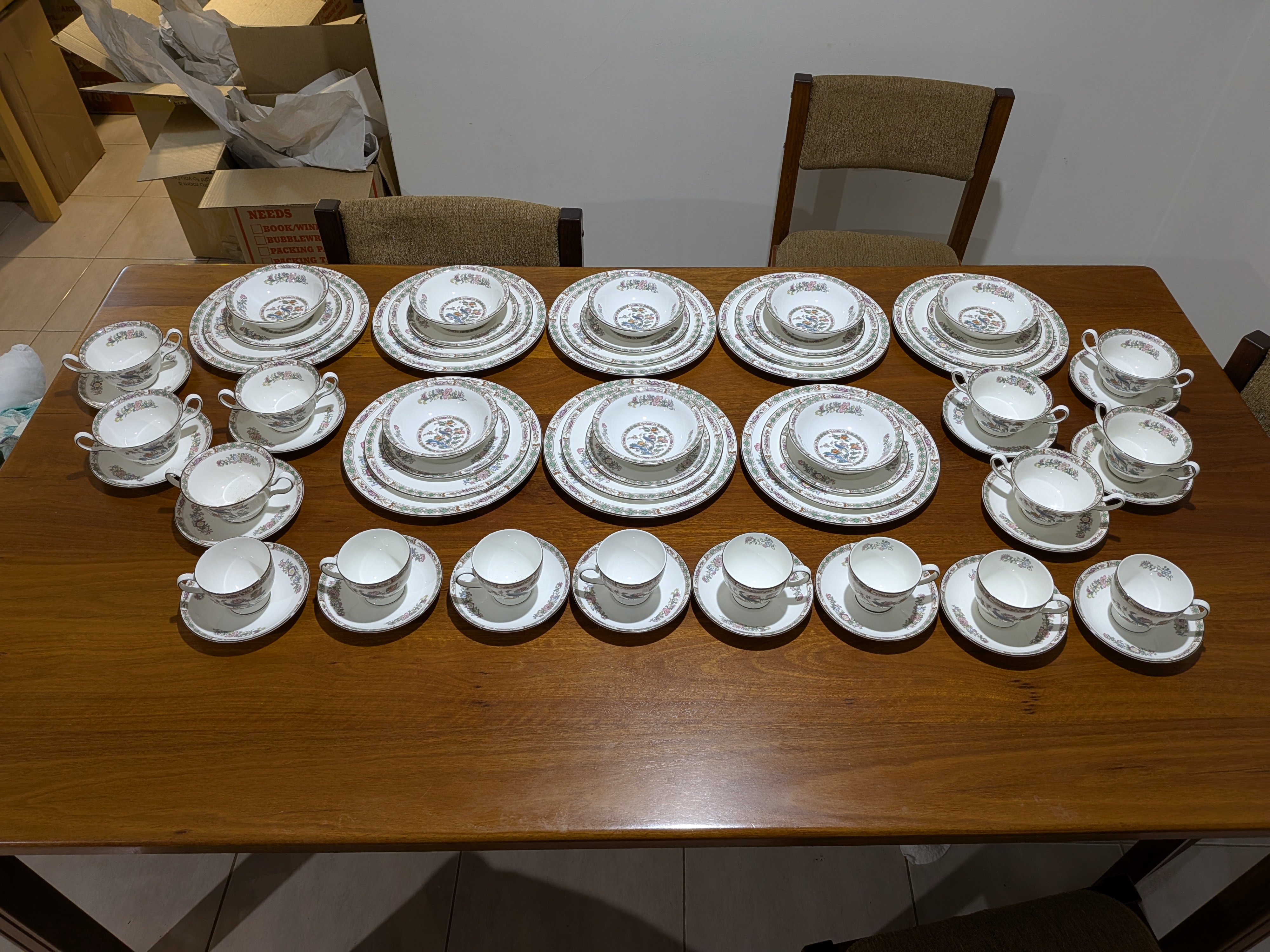 Wedgwood 'Kutani Crane' Bone China Dinner and Tea Service for eight, Made in England — Lot 069, photograph 1