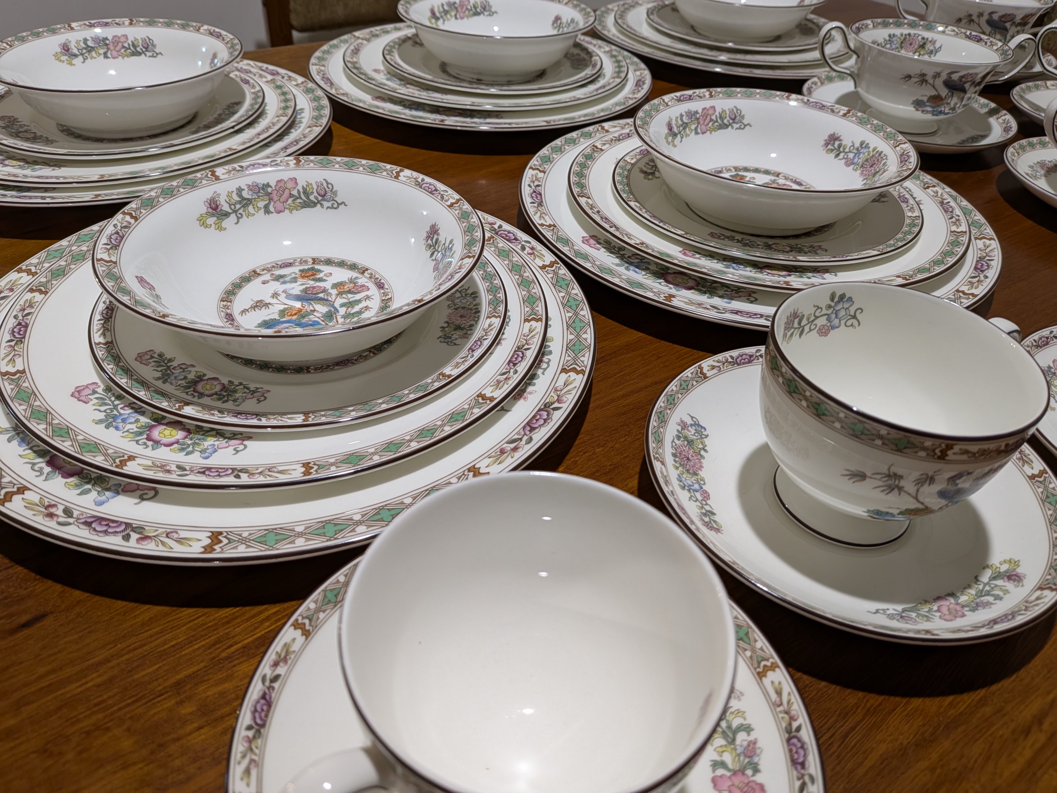 Wedgwood 'Kutani Crane' Bone China Dinner and Tea Service for eight, Made in England — Lot 069, photograph 2